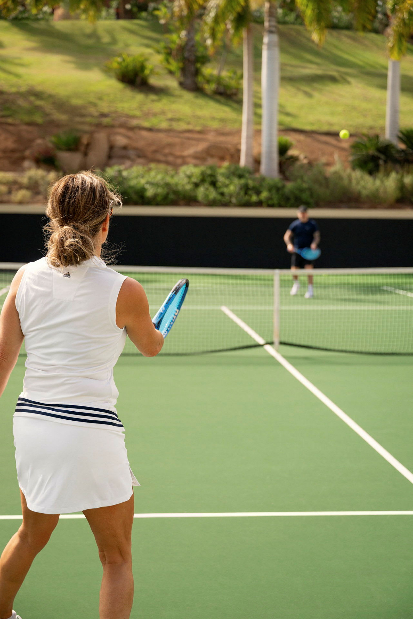 Nainen pelaa tennistä ulkokentällä. (Tekoälyn luoma teksti)
