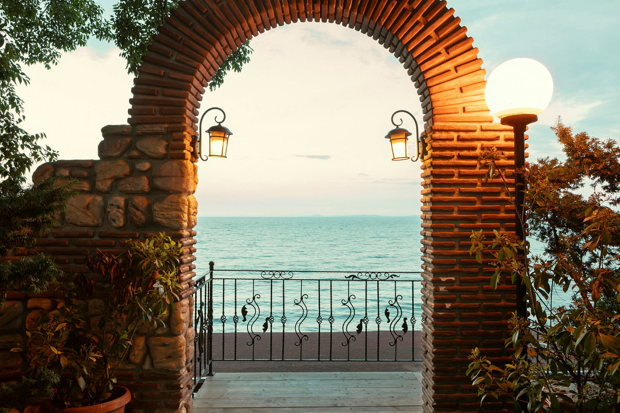 Kivikaari lyhtyineen, jotka kehystävät näkymän merelle. (Tekoälyn luoma teksti)
