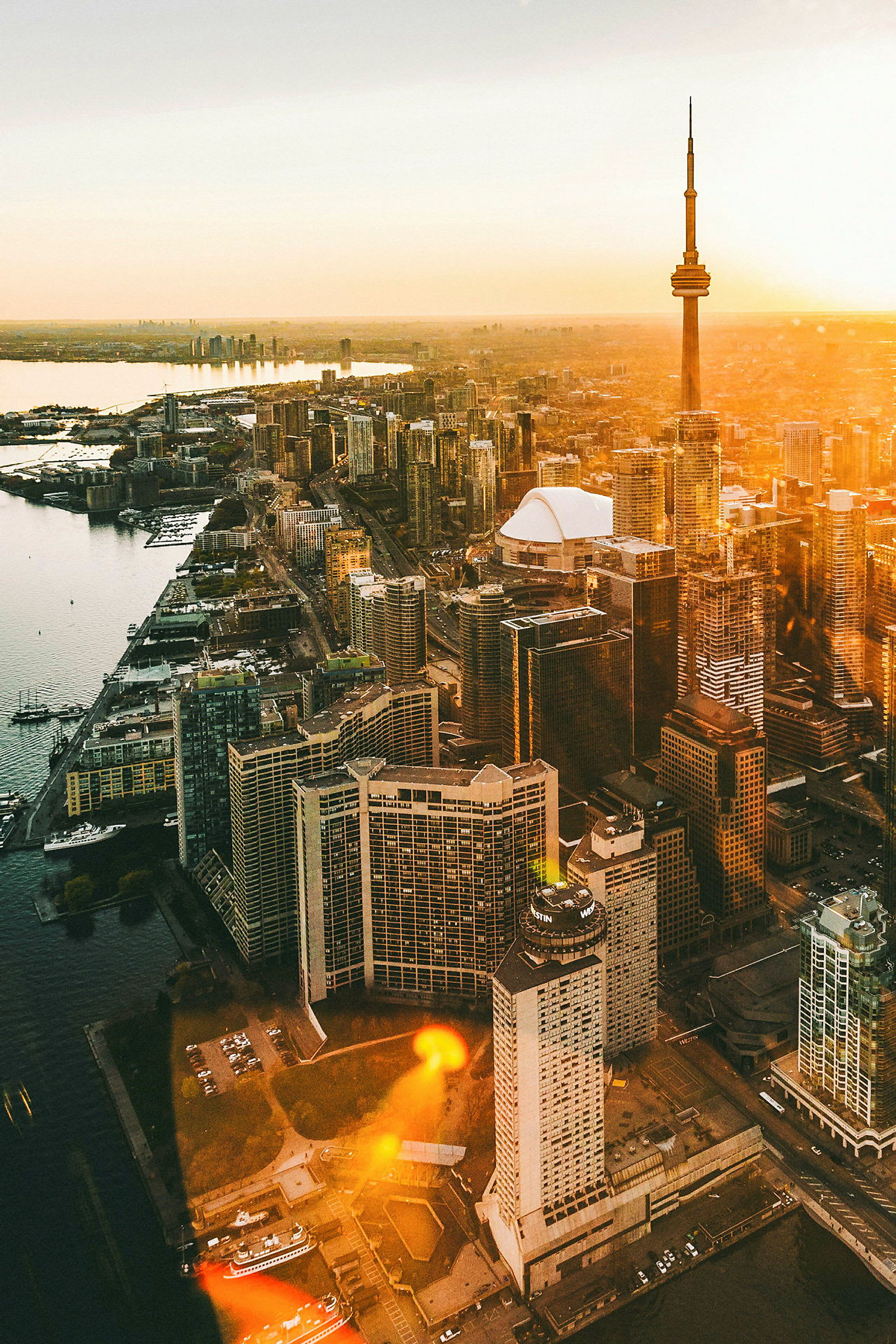 Toronto näkymä CN Towerilla auringonlaskussa. (Tekoälyn luoma teksti)
