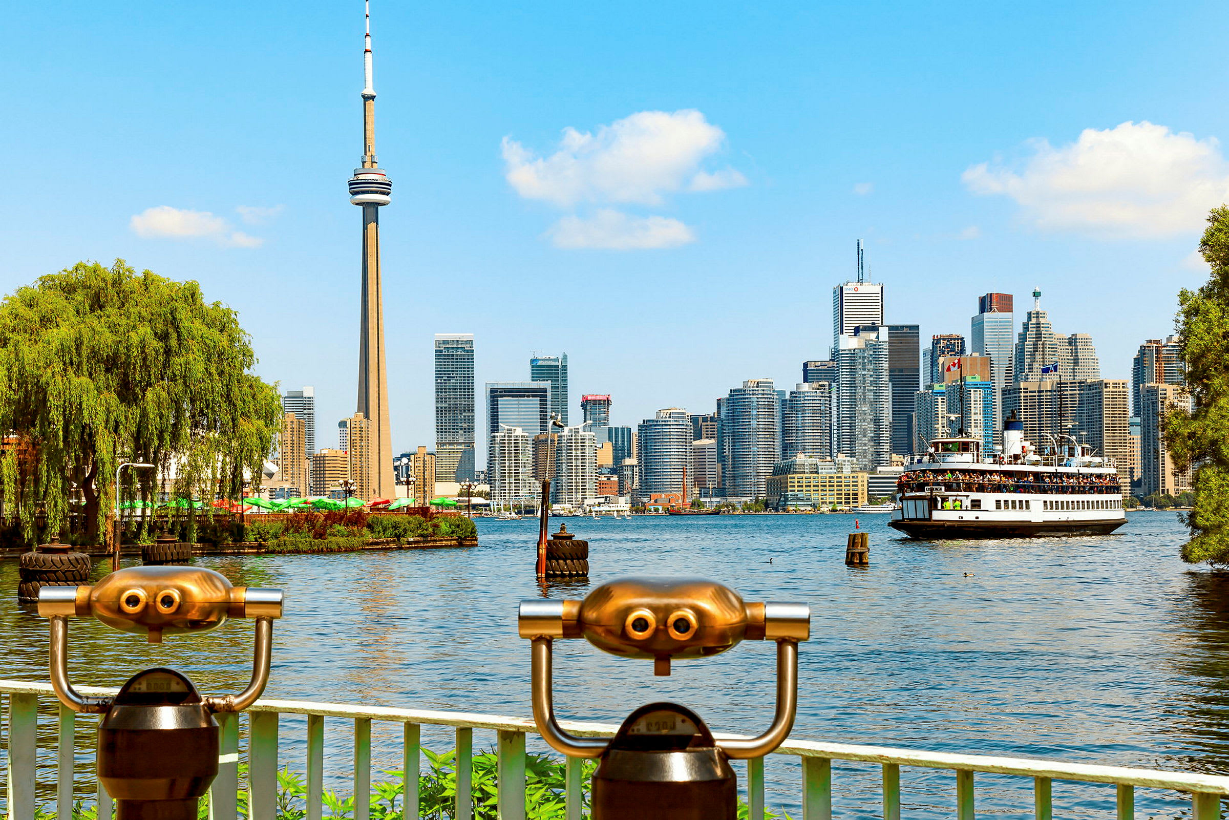 Näkymä Toronton horisonttiin, jossa CN Tower ja lautta vedessä. (Tekoälyn luoma teksti)