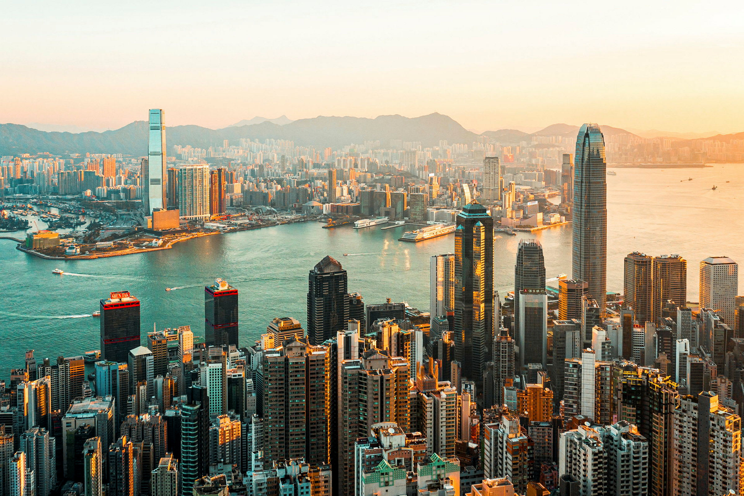 Hongkongin näkymä ja pilvenpiirtäjät auringonlaskun aikaan. (Tekoälyn luoma teksti)