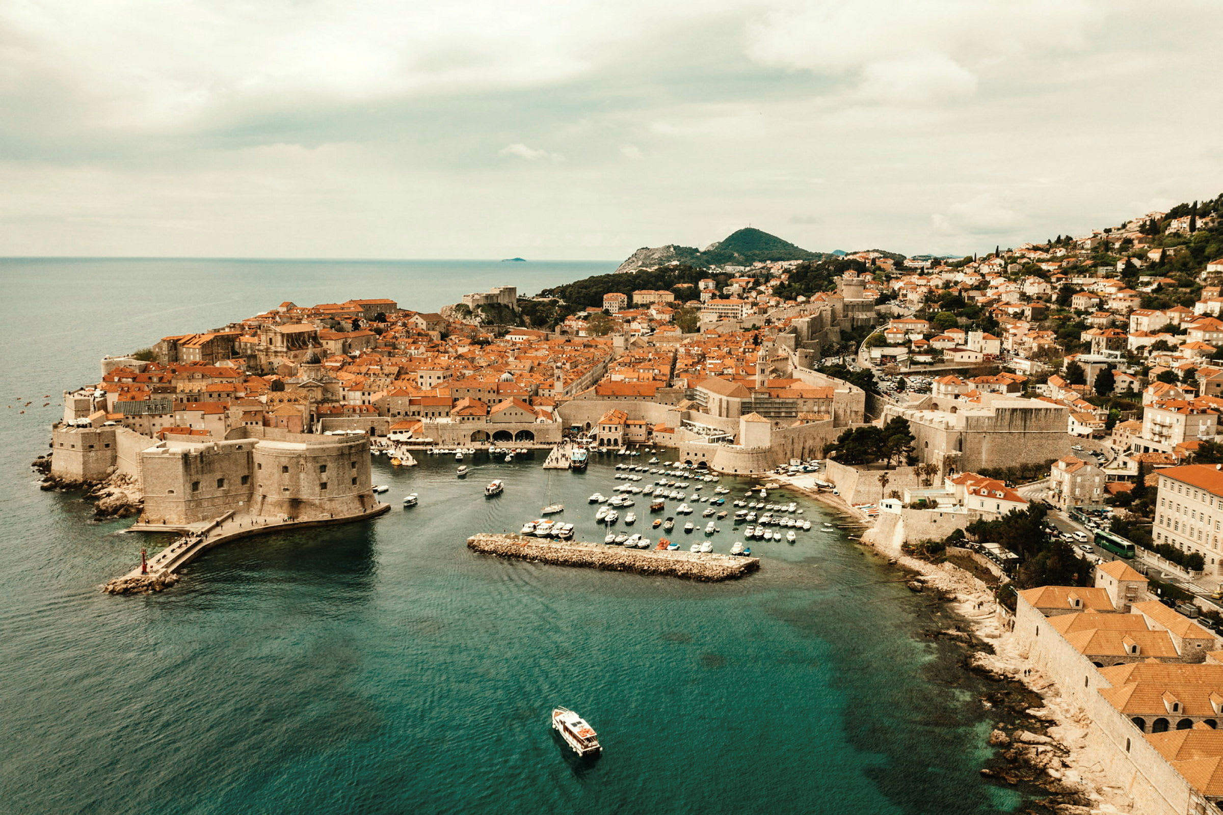 Näkymä Dubrovnikiin, vanhan kaupungin muurit ja satama. (Tekoälyn luoma teksti)