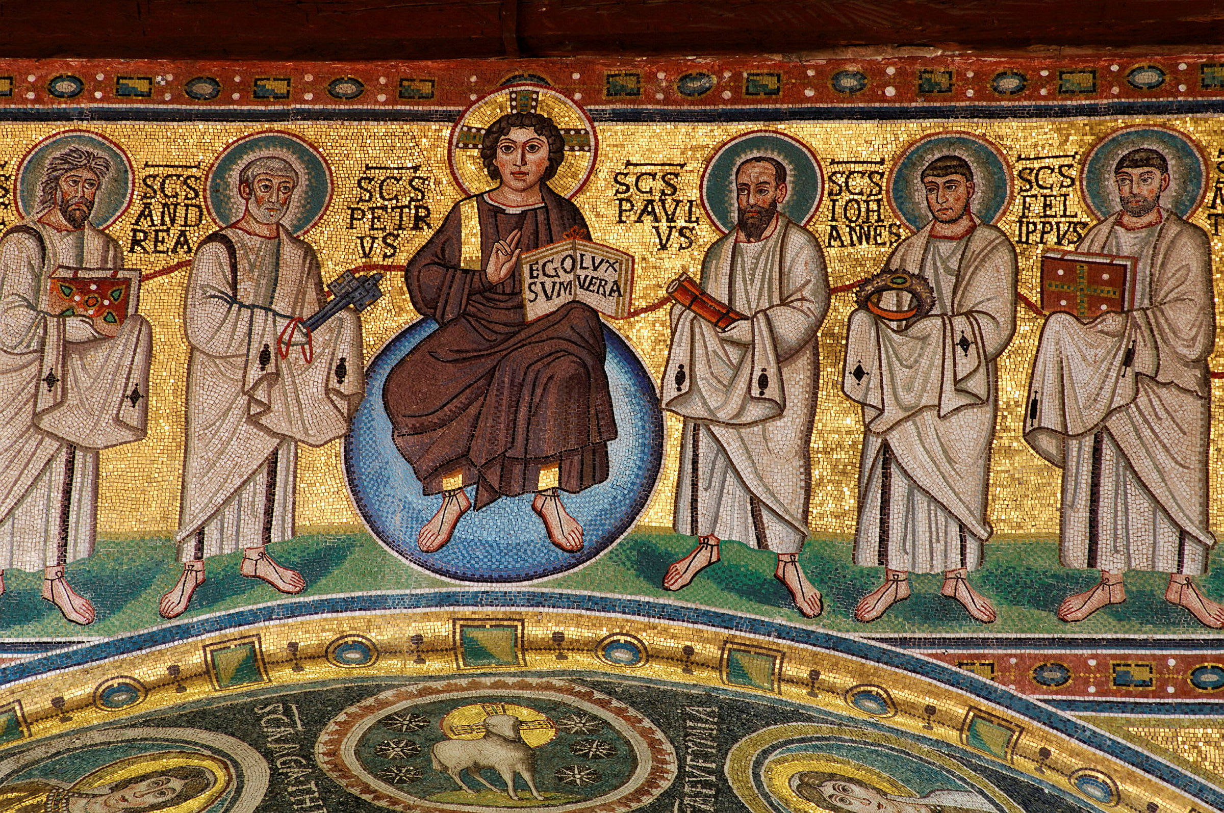 Mosaiikki, joka esittää uskonnollisia hahmoja kääröjen ja kirjojen kanssa, kullattu tausta ympärillä. (Tekoälyn luoma teksti)