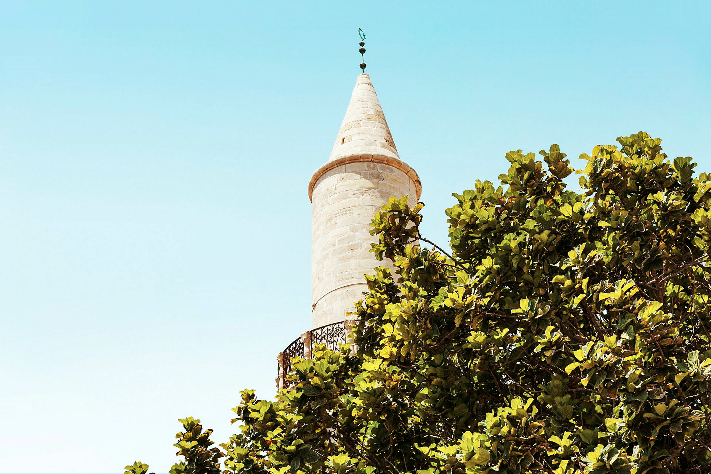 Minareetti, etualalla puita. (Tekoälyn luoma teksti)
