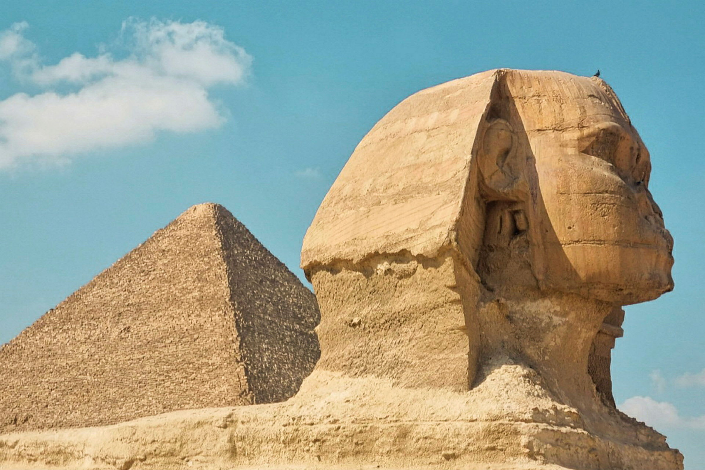 Kuva suurista sfinksistä ja pyramidista Gizassa, Egyptissä. (Tekoälyn luoma teksti)