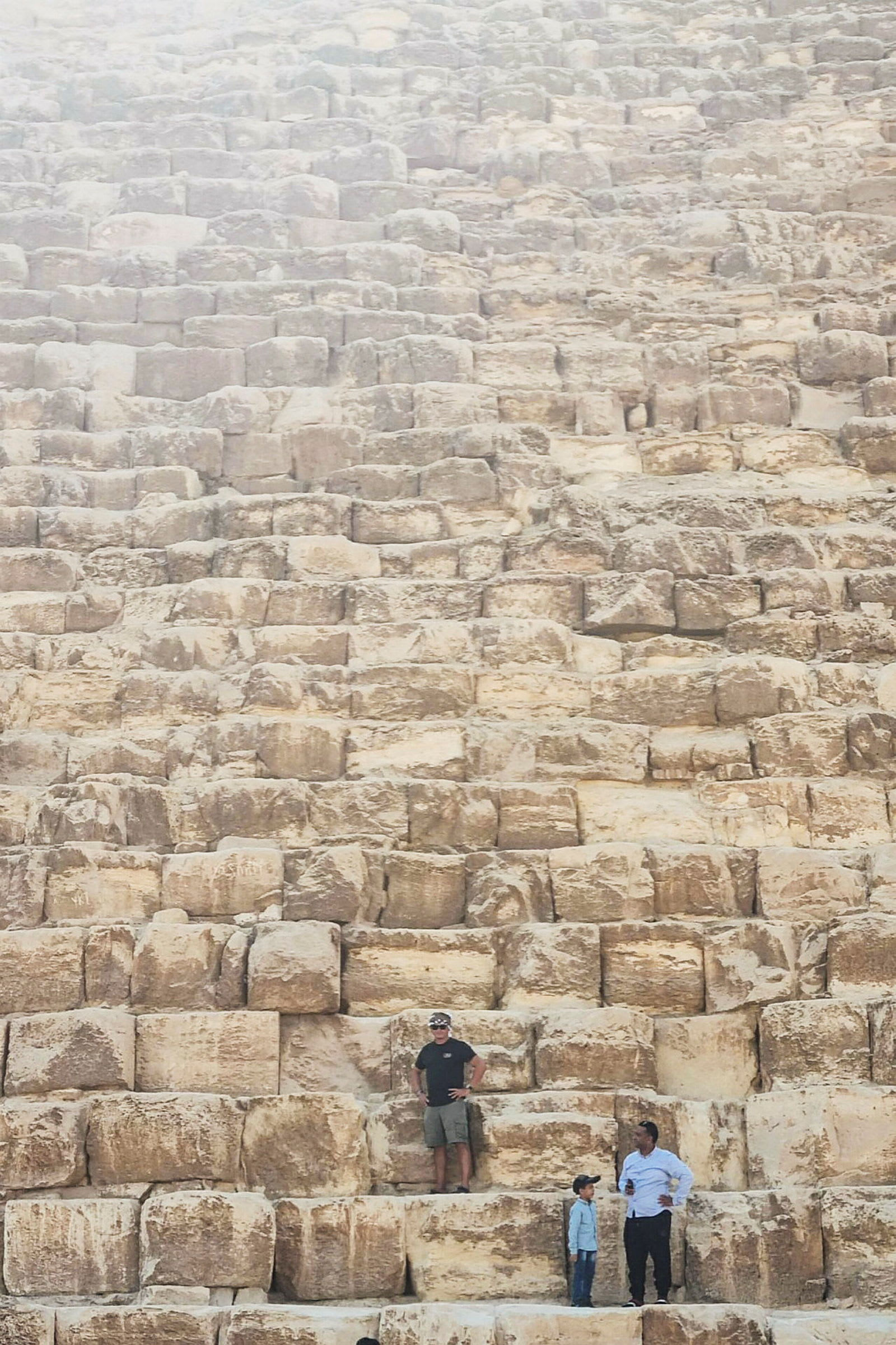 Suuria kiviä pinottuna kerroksittain, muodostaen pyramidi. (Tekoälyn luoma teksti)