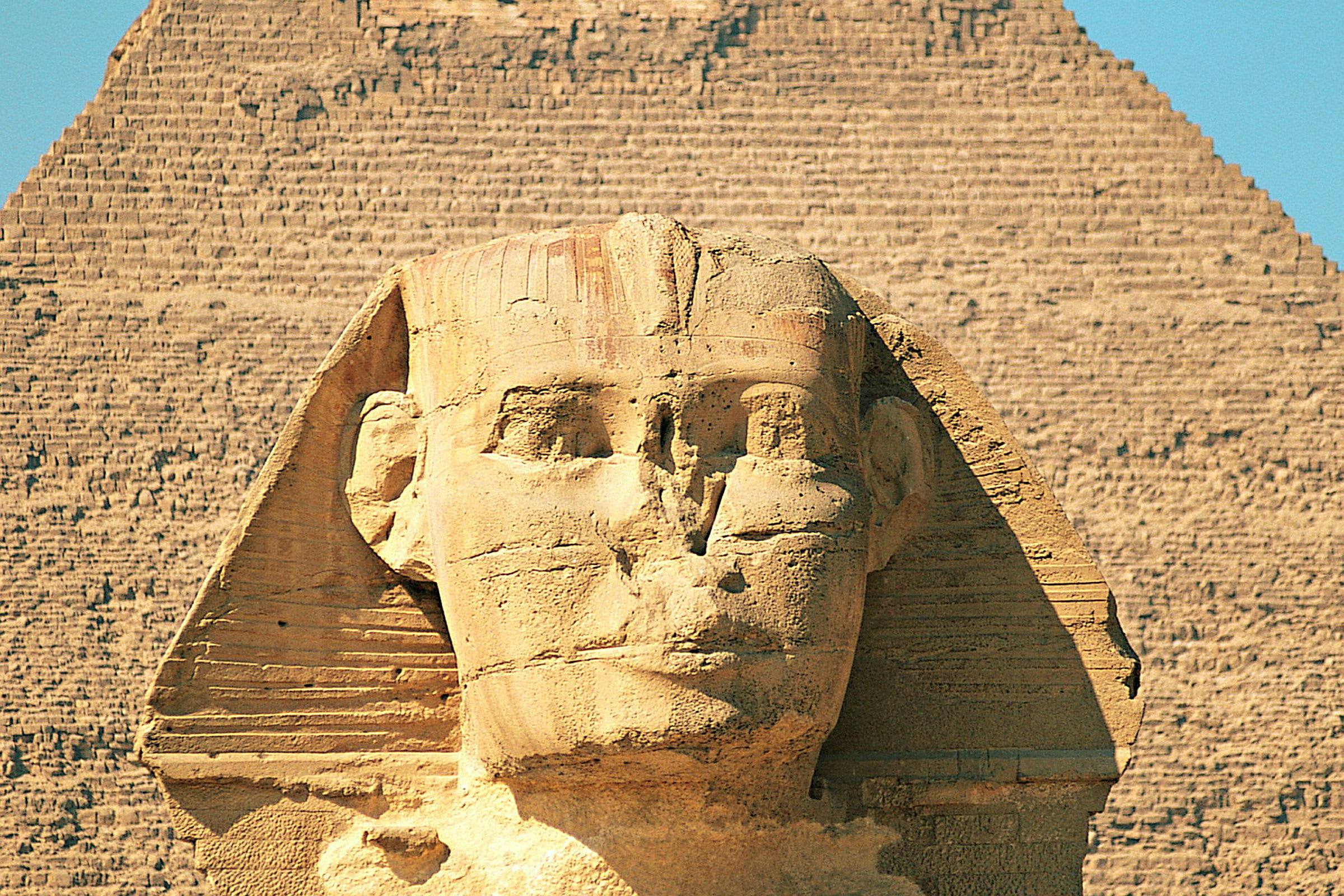 Kuva Gizan sfinksistä ja taustalla oleva pyramidi. (Tekoälyn luoma teksti)