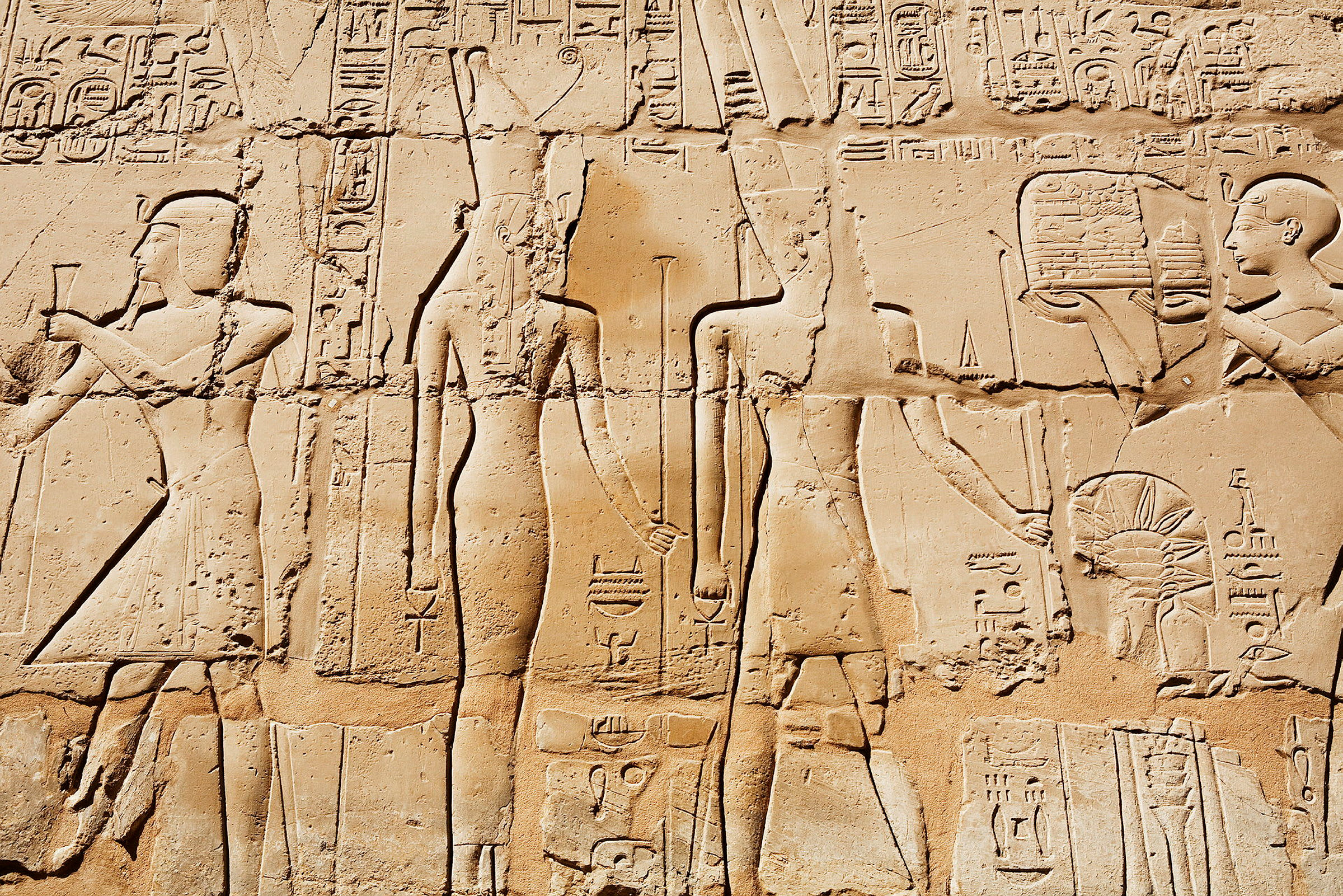 Seinä, jossa on yksityiskohtaisia muinaisia egyptiläisiä hieroglyfejä ja kohokuvia. (Tekoälyn luoma teksti)