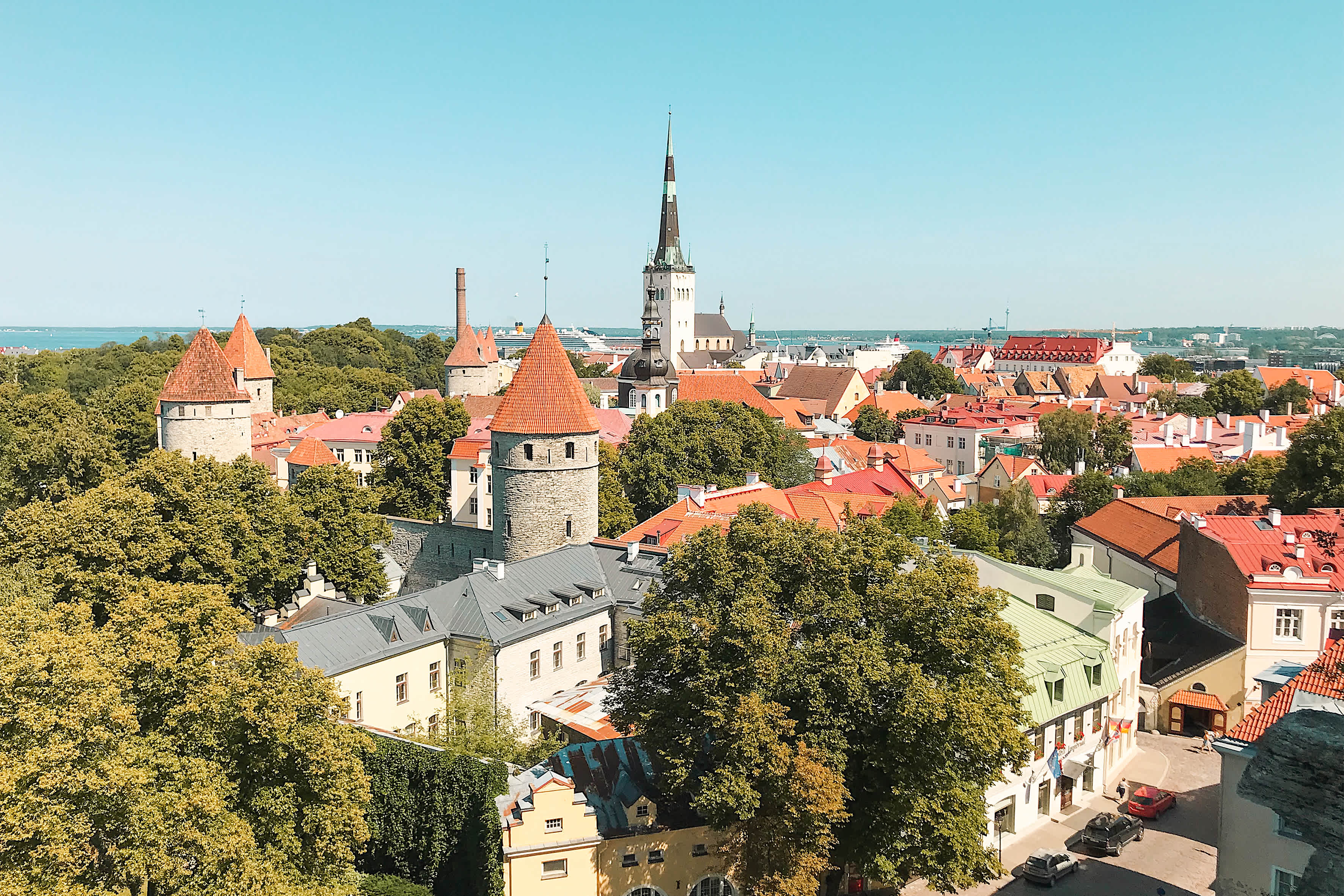 Näkymä kaupunkiin, jossa on vanhoja rakennuksia, kirkontorneja ja puita. (Tekoälyn luoma teksti)