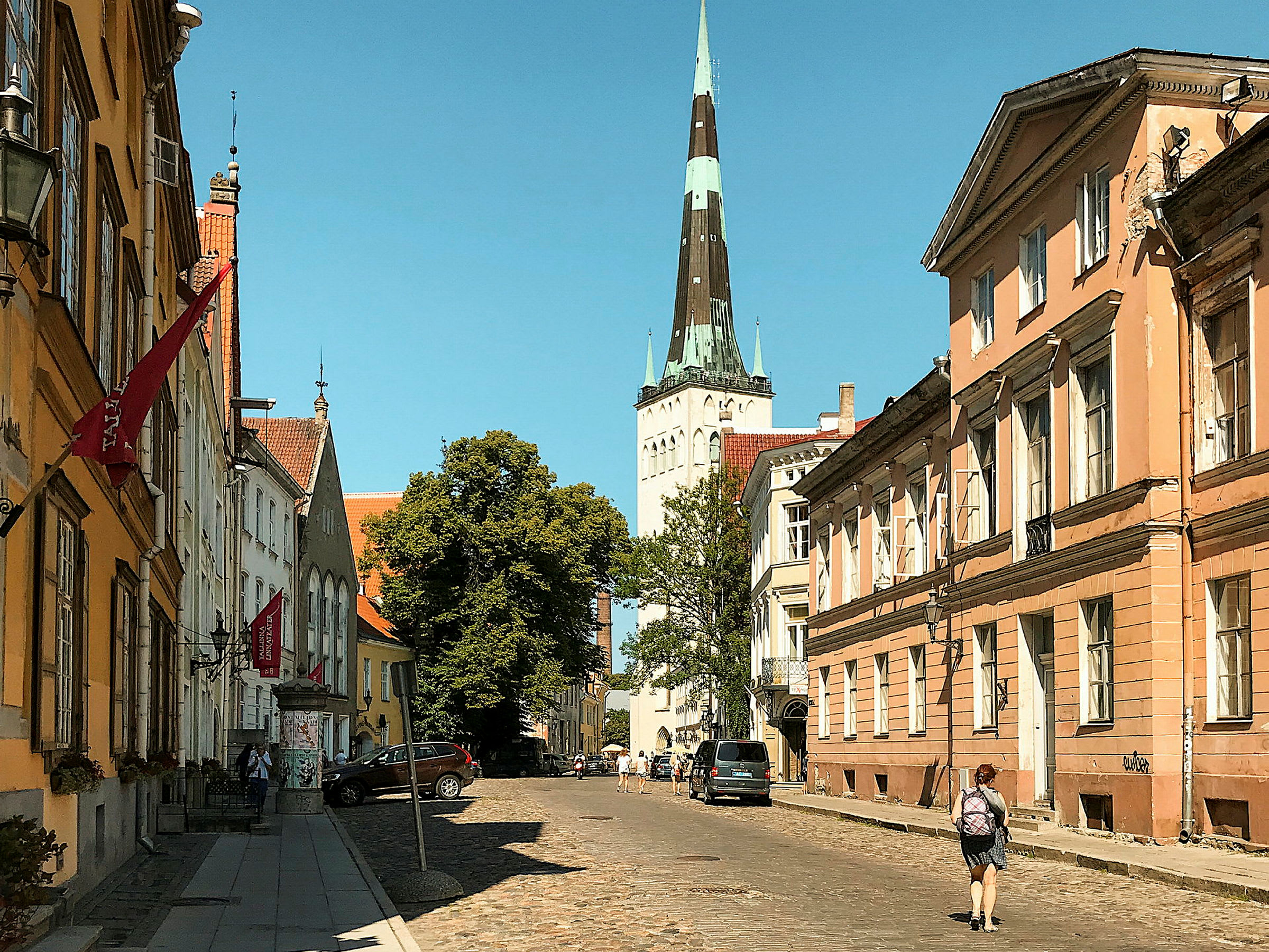 Kaupungin katu, jota reunustavat vanhat rakennukset, ja taustalla kirkontorni. (Tekoälyn luoma teksti)