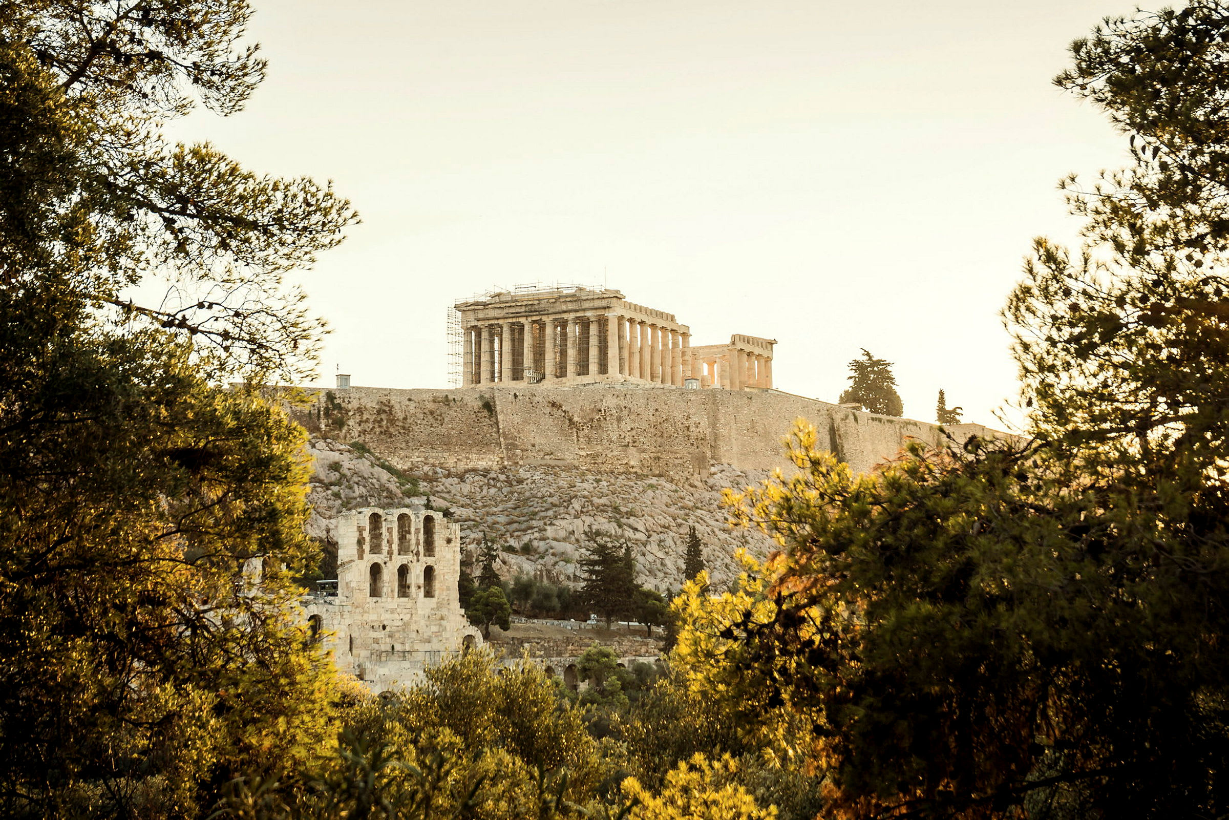 Ateenan Akropolis puiden ja kasvillisuuden ympäröimänä. (Tekoälyn luoma teksti)