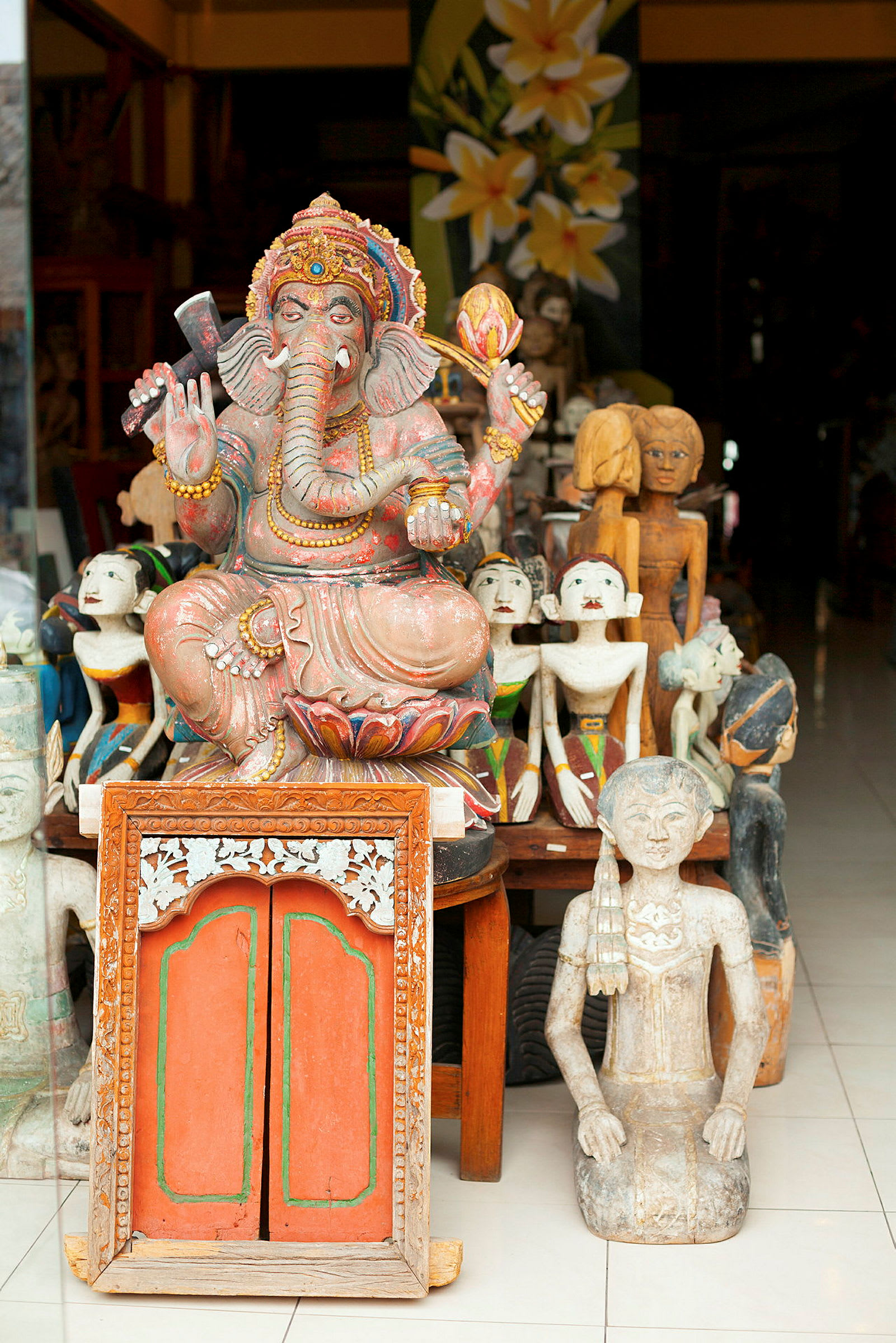 Koristeltu Ganesha-patsas ja muita veistoksia sijoitettuna kaupan hyllylle. (Tekoälyn luoma teksti)