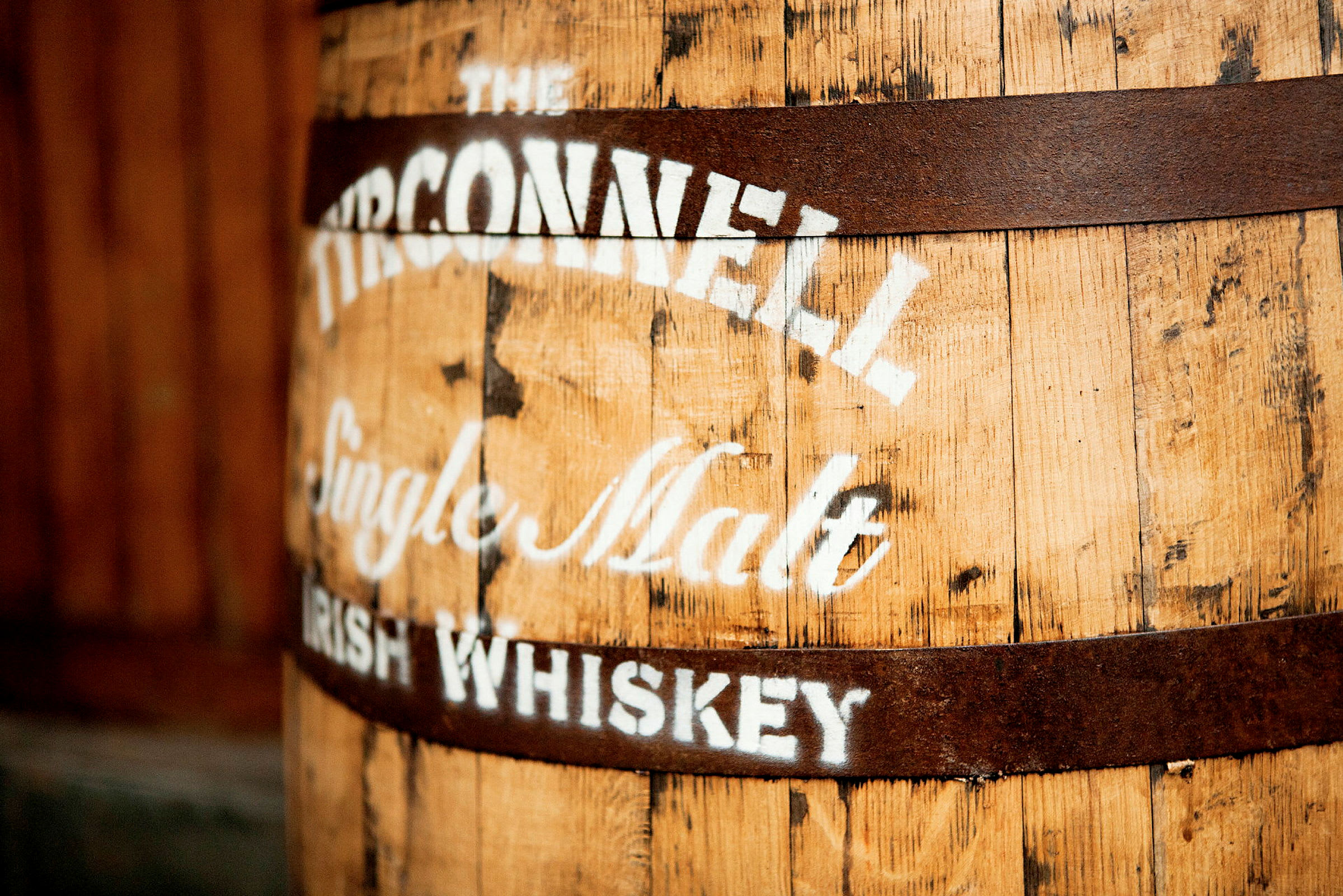 Vanha puutynnyri, johon on maalattu teksti "The Tyrconnell Single Malt Irish Whiskey". (Tekoälyn luoma teksti)