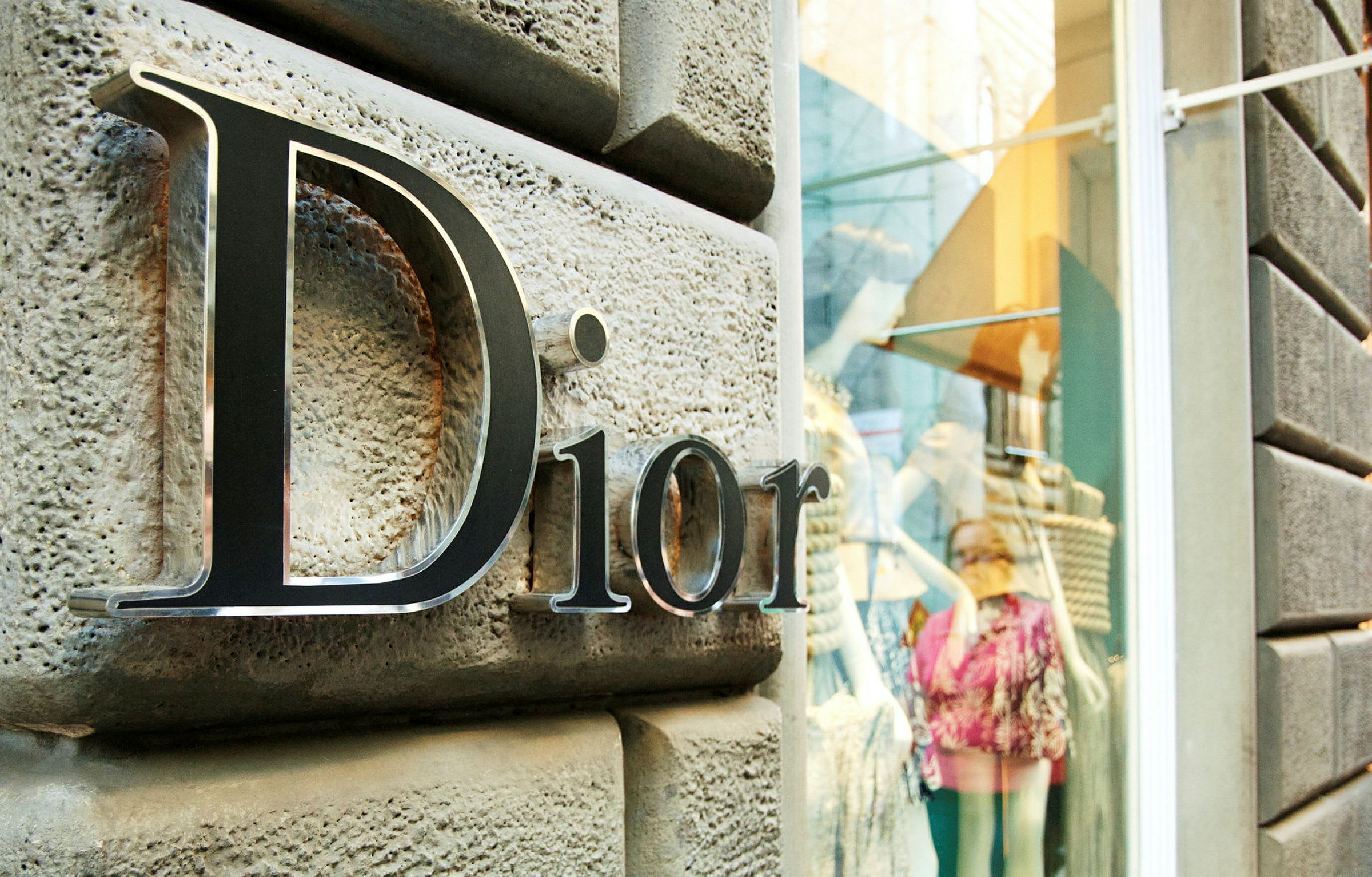 Dior-kyltti liikkeen ulkopuolella näyteikkunan kanssa. (Tekoälyn luoma teksti)