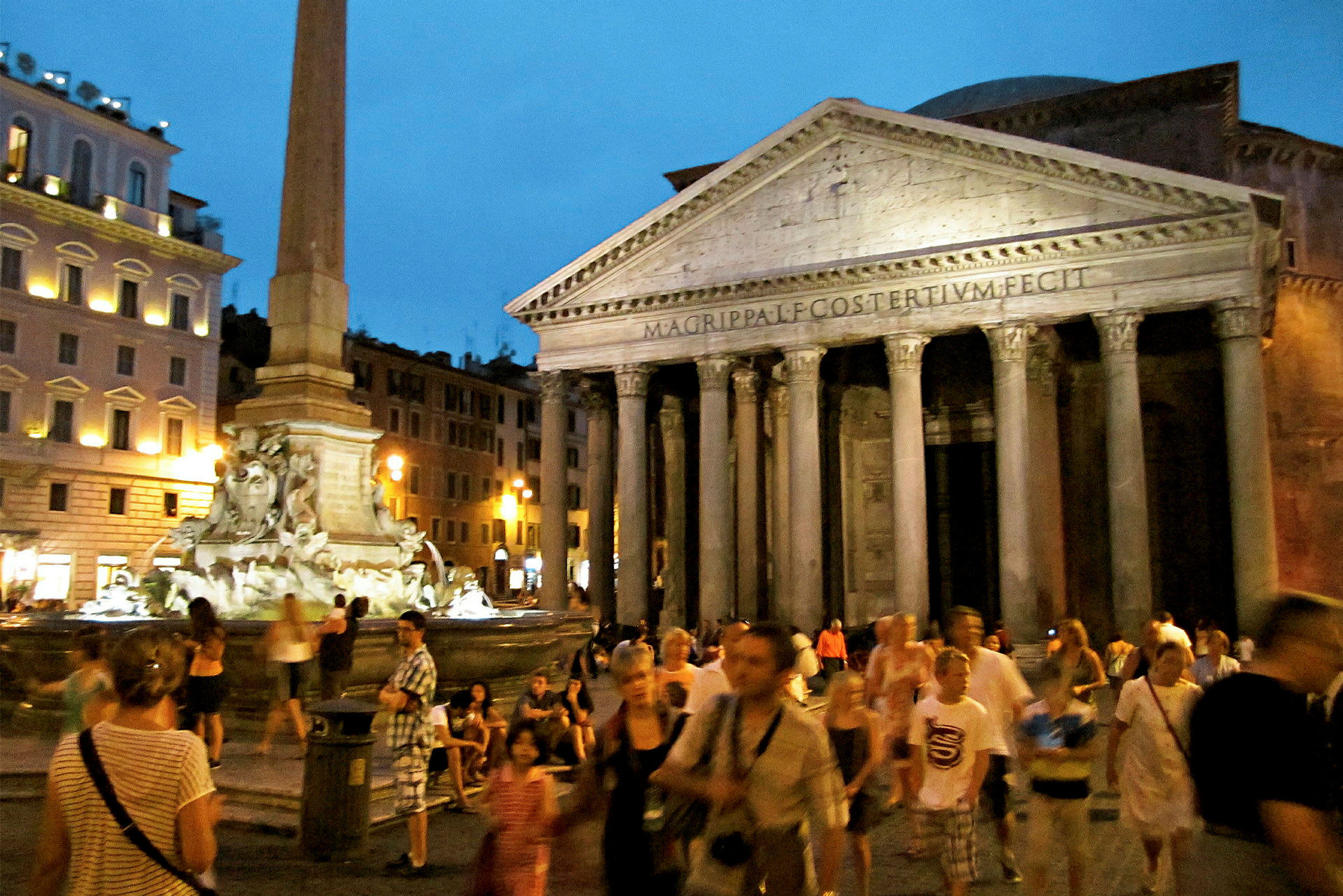 Rooman Pantheon ja sen edessä oleva suihkulähde, ympärillään vierailijoita illalla. (Tekoälyn luoma teksti)