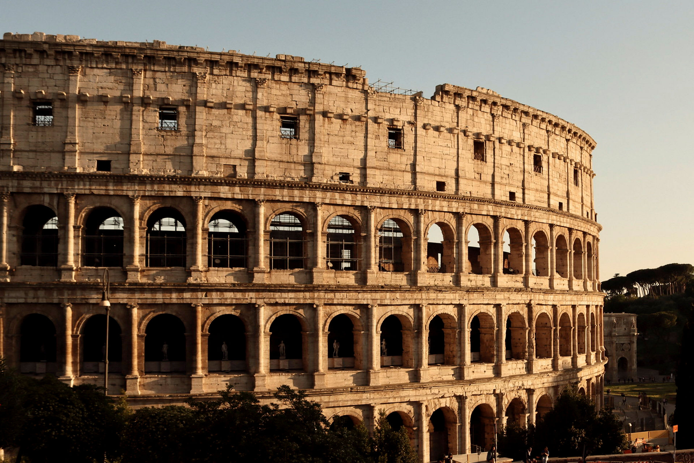 Rooman Colosseum kuvassa, taustalla sininen taivas. (Tekoälyn luoma teksti)