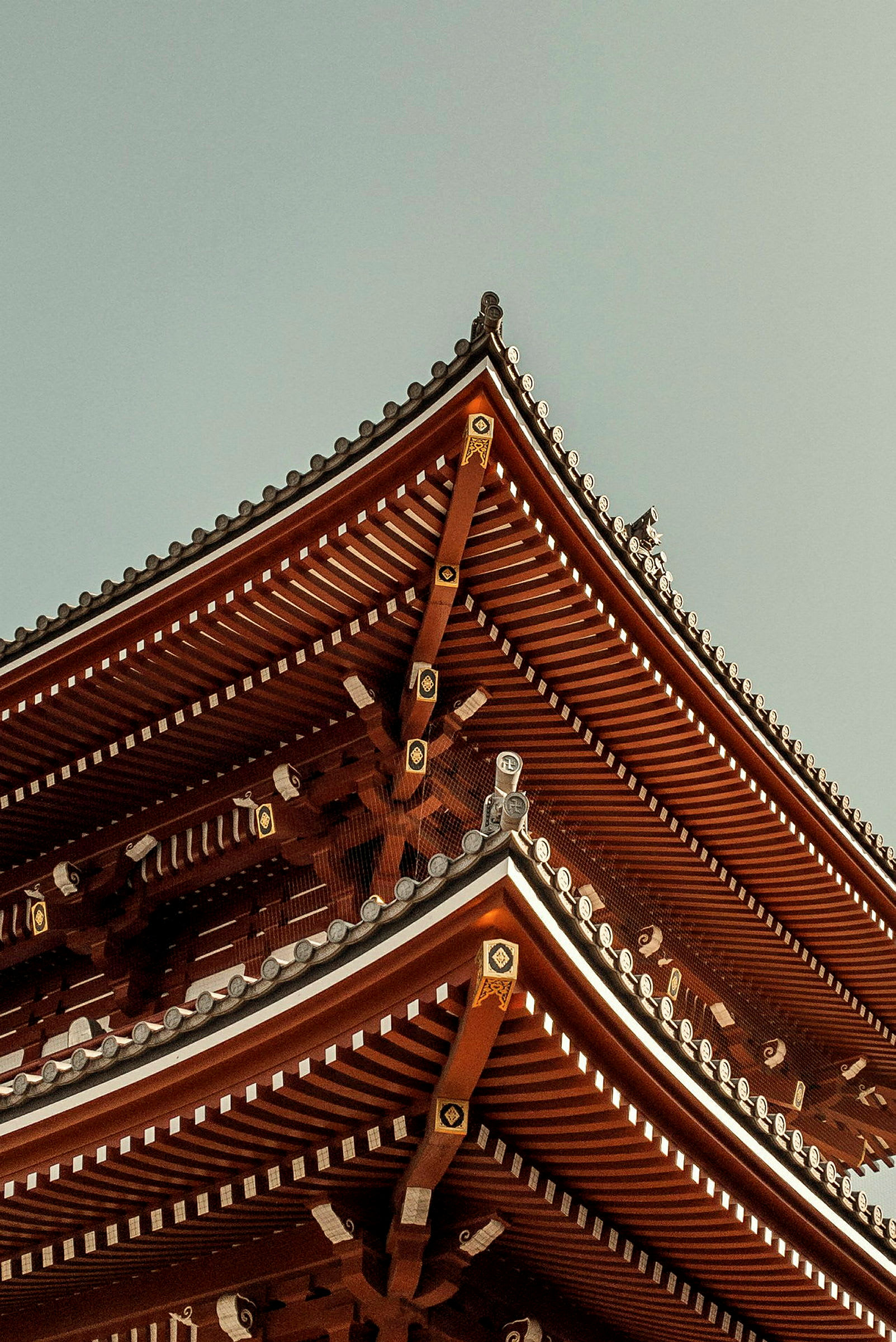 Lähikuva perinteisen japanilaisen rakennuksen katosta. (Tekoälyn luoma teksti)