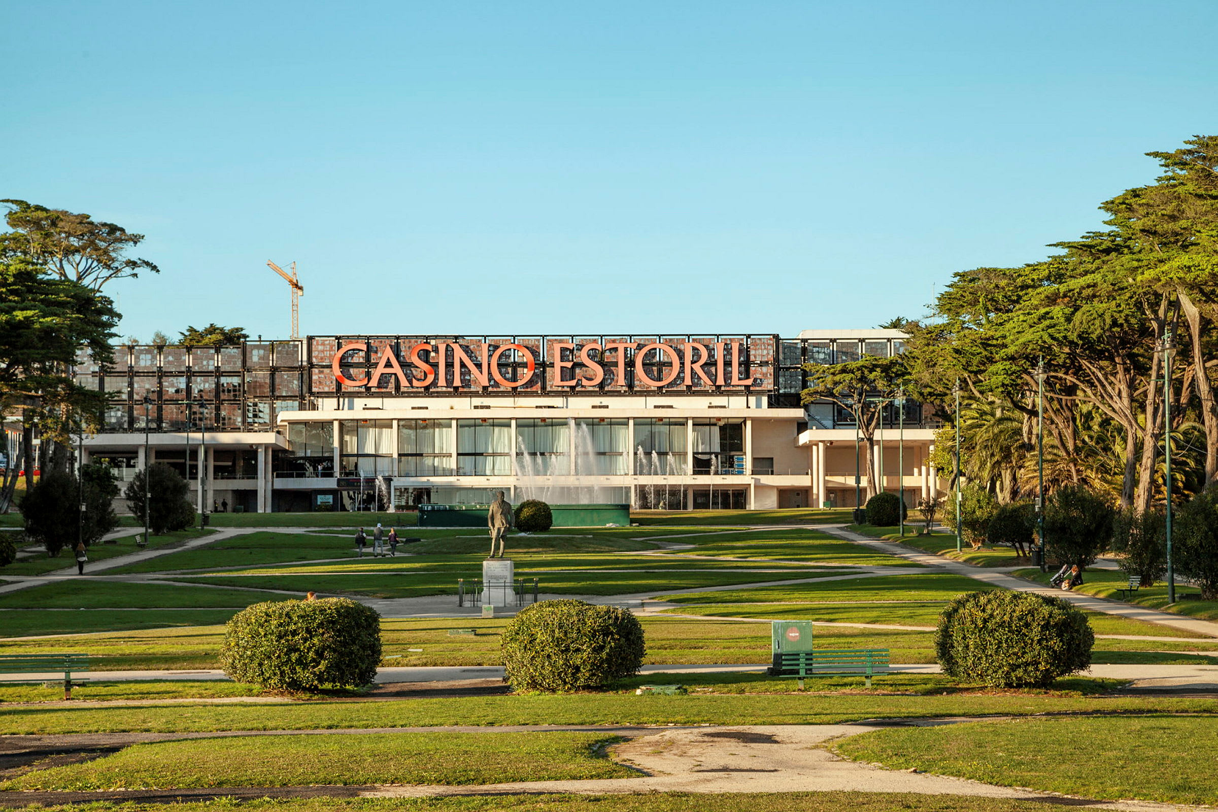 Kuva Casino Estorilistä, jota ympäröivät viheralueet ja kävelytiet. (Tekoälyn luoma teksti)