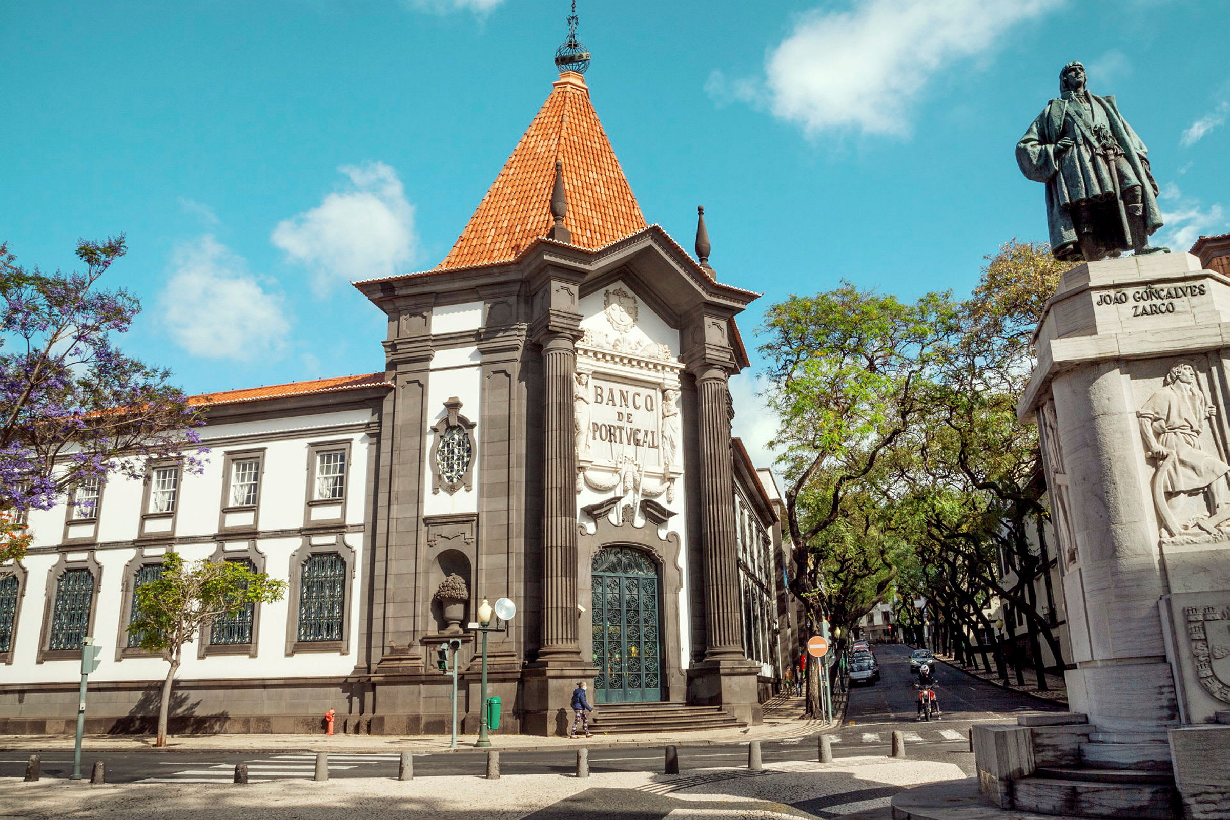 Banco de Portugal -rakennus ja João Gonçalves Zarco'n patsas etualalla. (Tekoälyn luoma teksti)