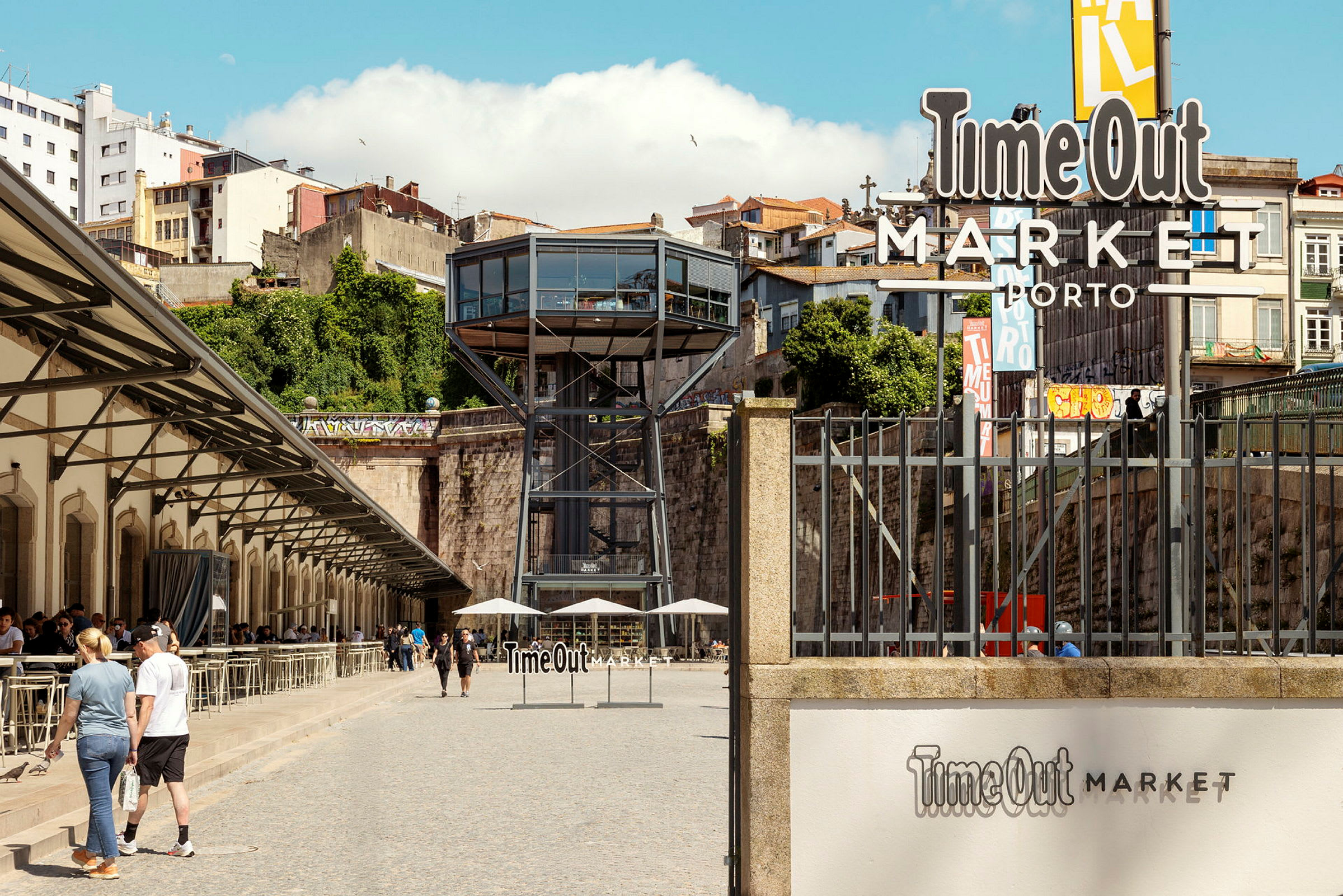 Urban markkinaympäristö, jossa kyltti, jossa lukee 'Time Out Market Porto'. (Tekoälyn luoma teksti)