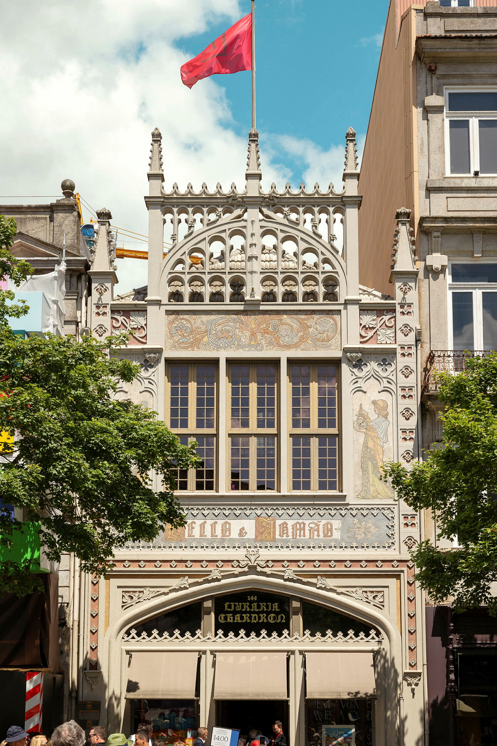Livraria Lello – Porton kuuluisa kirjakauppa, joka tunnetaan upeasta sisustuksestaan.