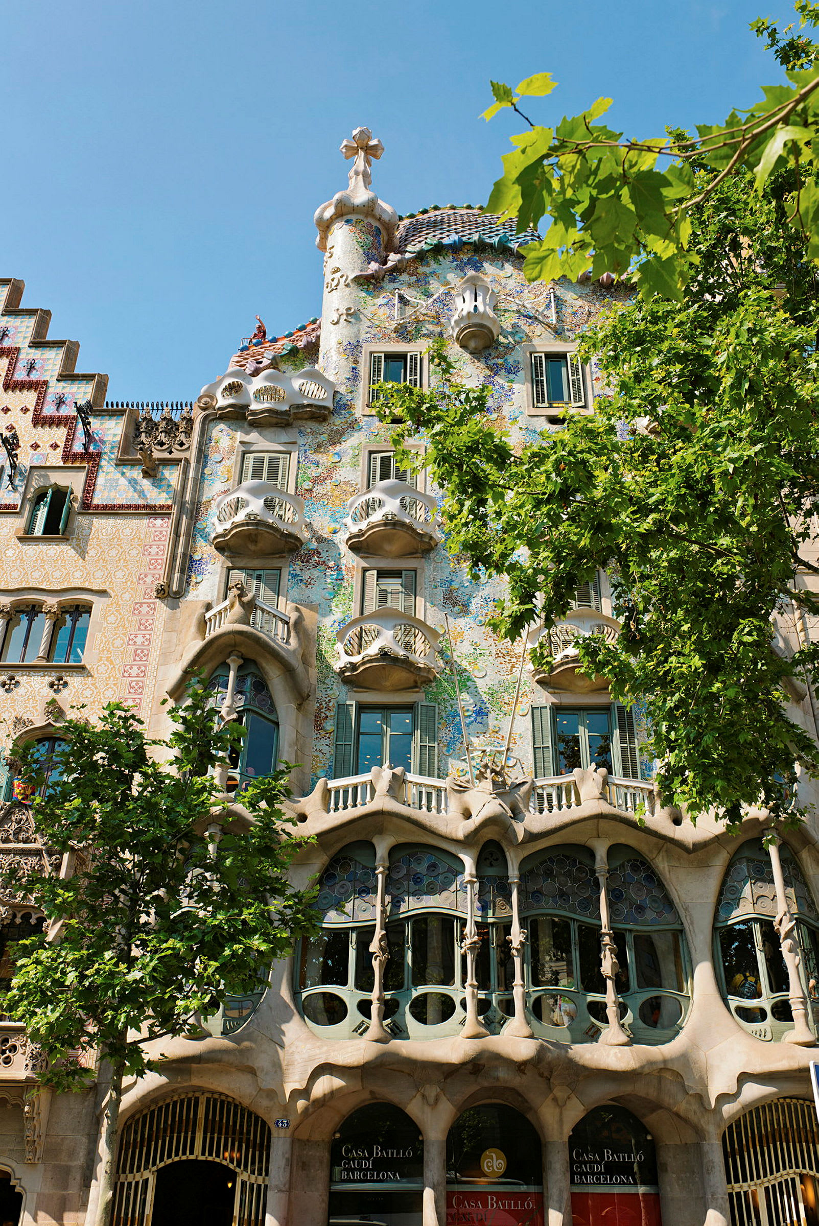 Kuva Casa Batllósta, ikoninen rakennus Barcelonassa, joka on suunnitellut Gaudí, ainutlaatuisella arkkitehtuurilla ja värikkäällä julkisivulla. (Tekoälyn luoma teksti)