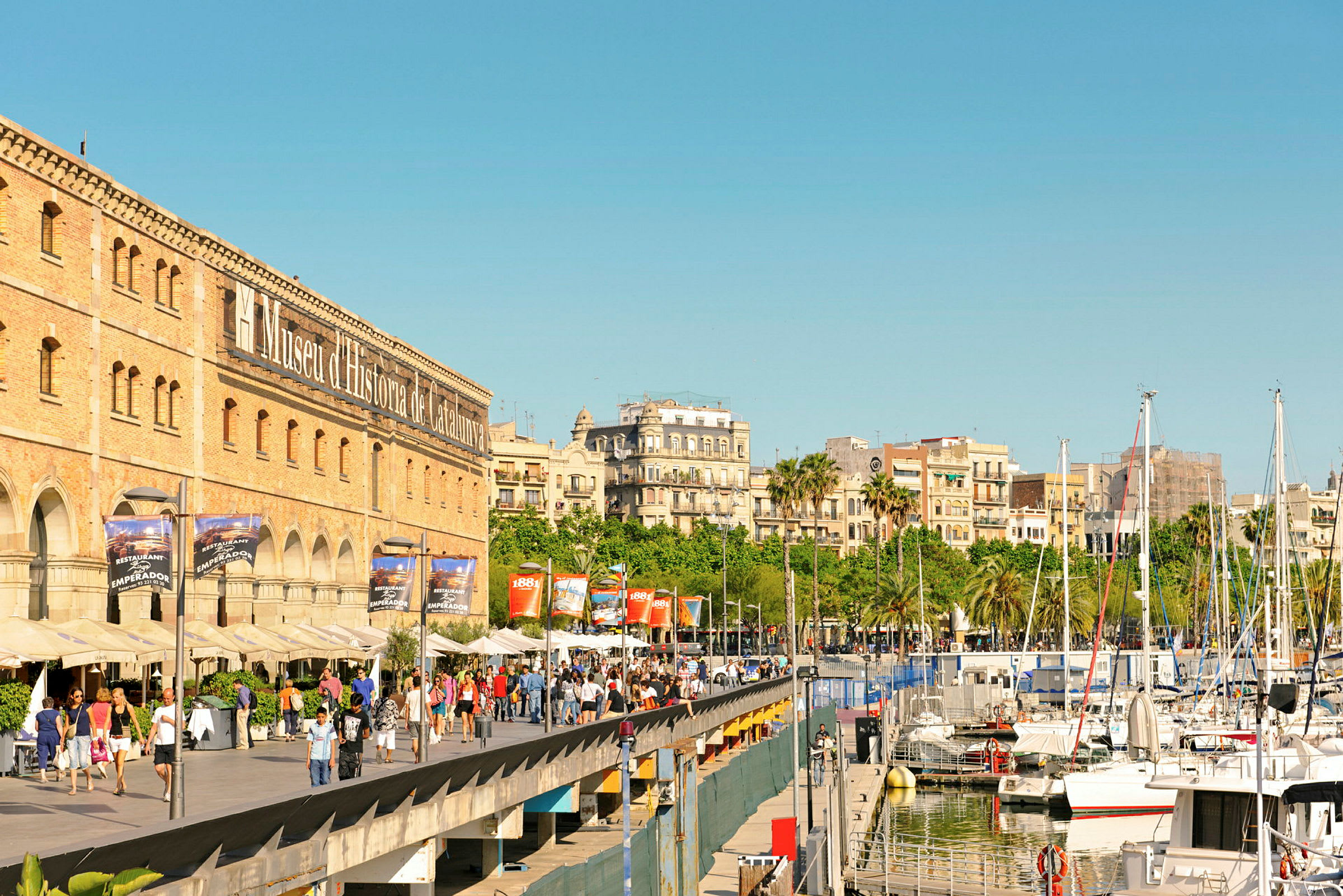 Kävelykatu Museu d'Història de Catalunyan luona ja veneitä satamassa. (Tekoälyn luoma teksti)