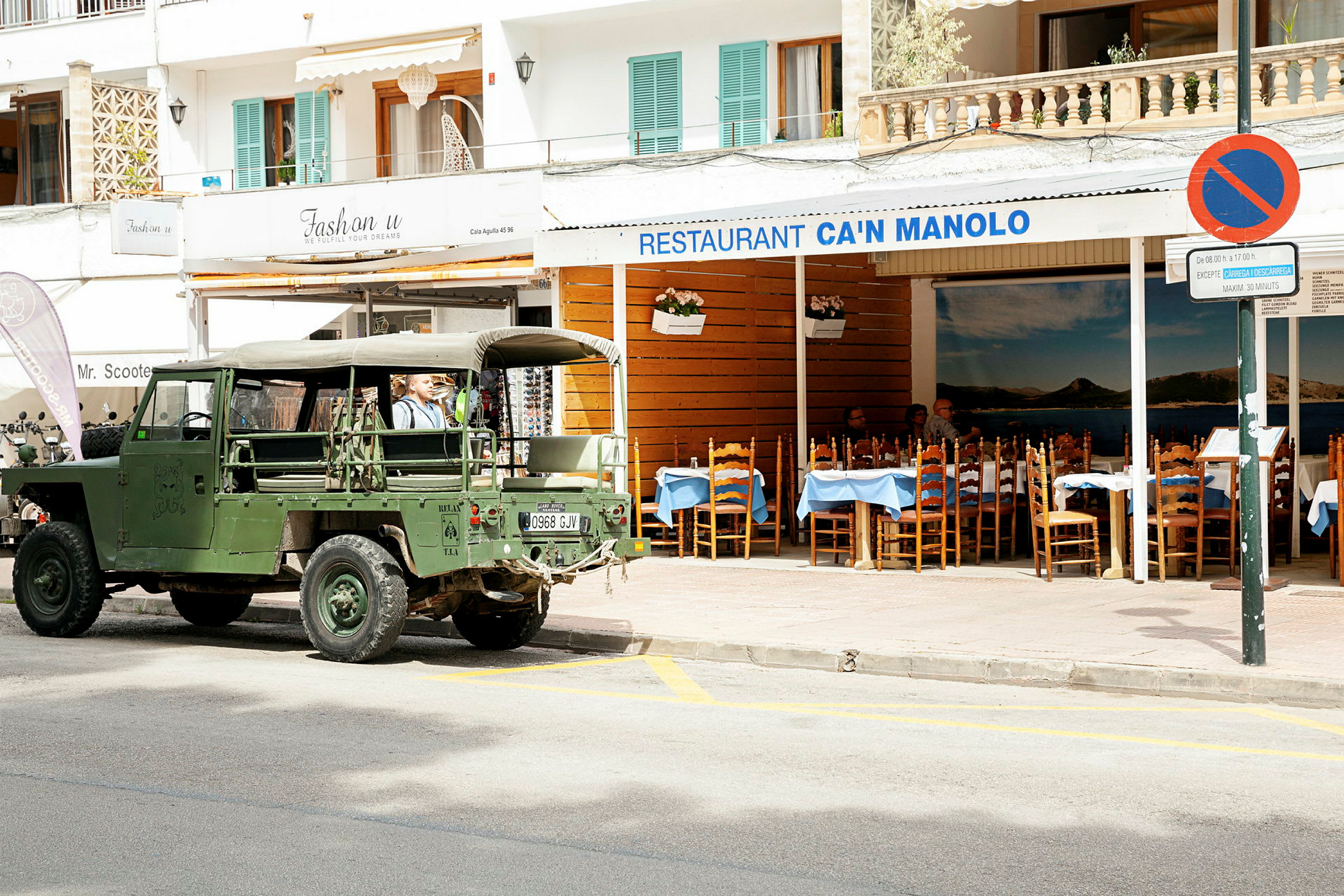 Vihreä armeijan jeep pysäköitynä ravintola Can Manolon eteen. (Tekoälyn luoma teksti)