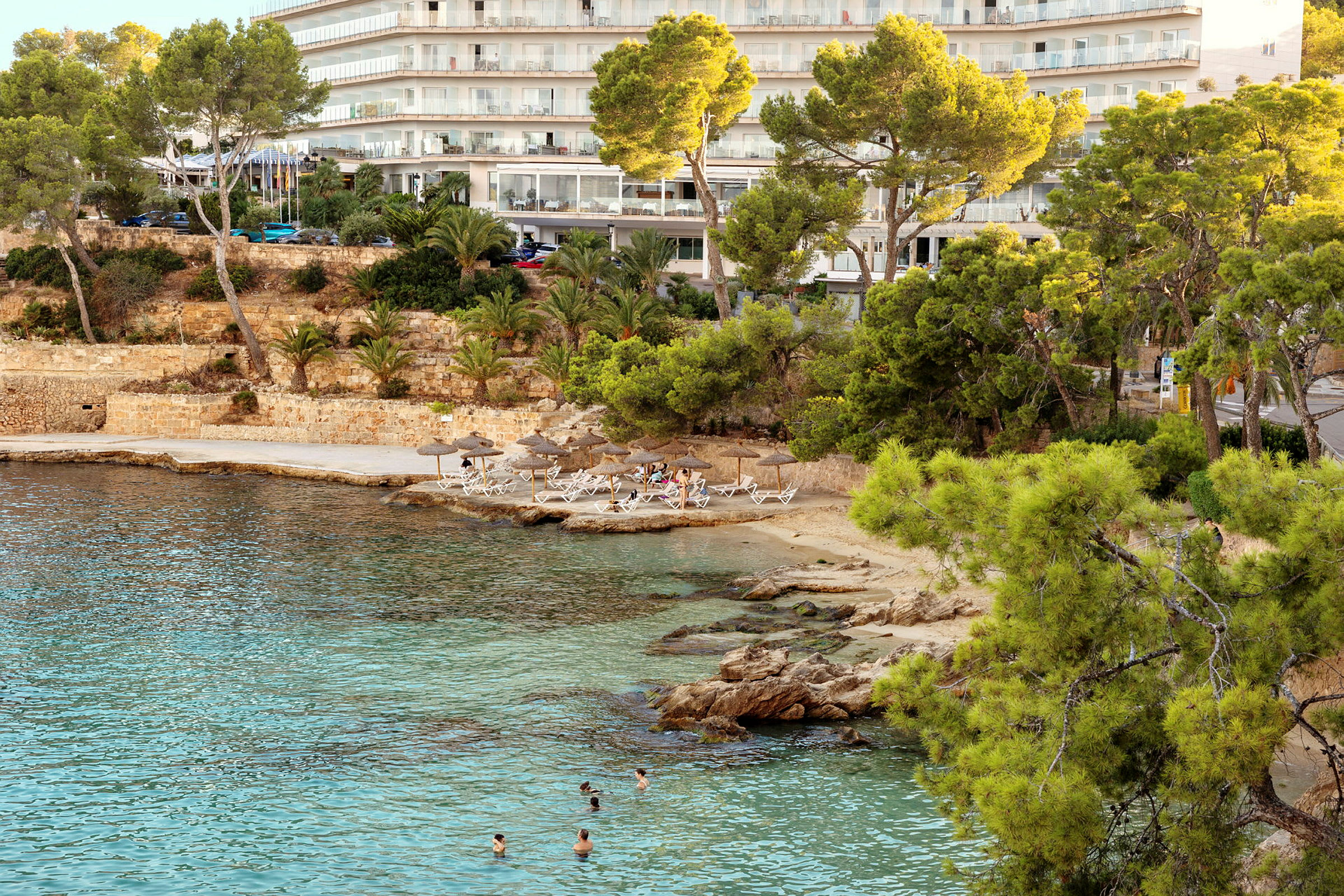 Cala Fornells on kaunis pieni poukama lähellä Port de Andratxia