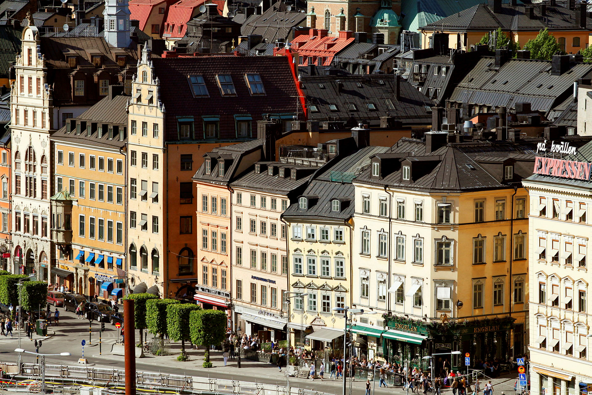 Useita värikkäitä rakennuksia, joissa on vanhempi arkkitehtuuri kaupunkimaisemassa. (Tekoälyn luoma teksti)