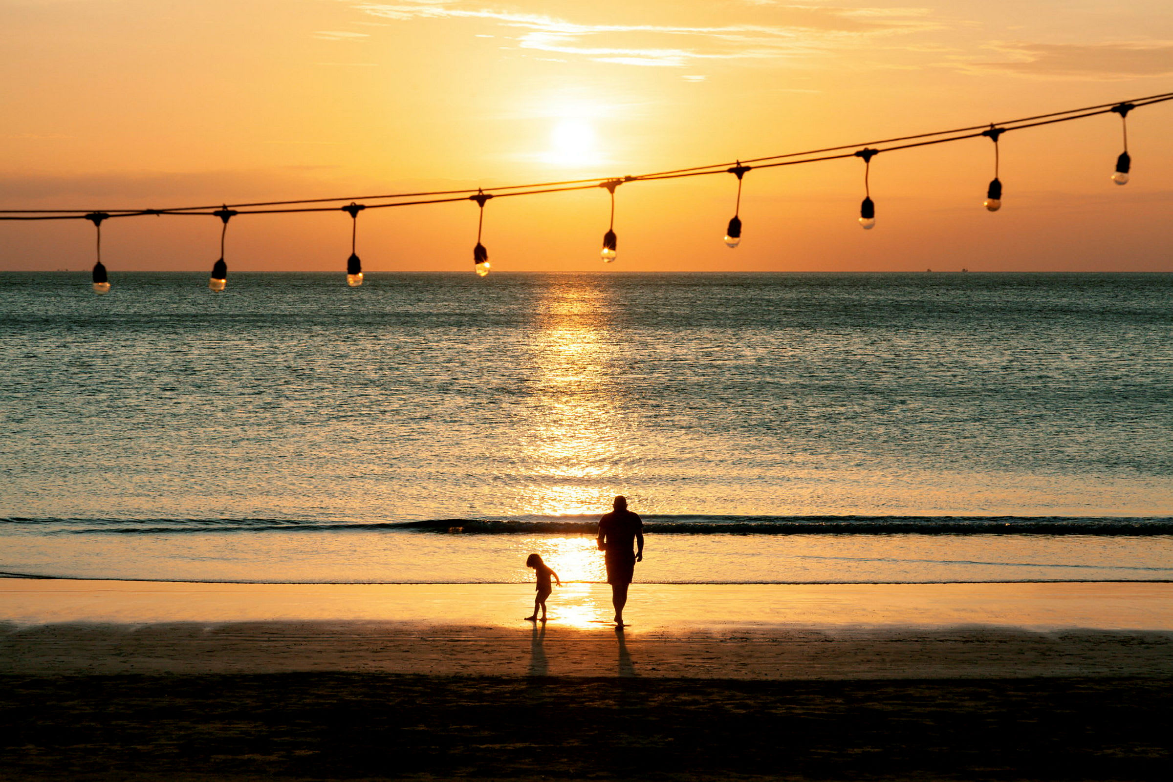Kaksi ihmistä rannalla auringonlaskun aikaan. (Tekoälyn luoma teksti)