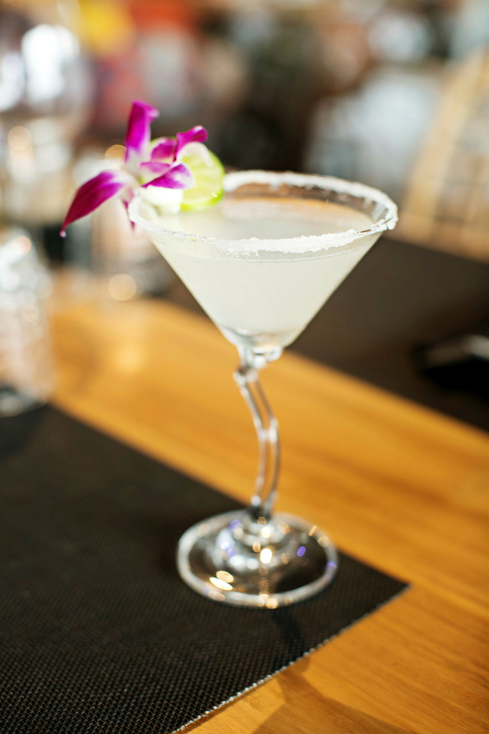 Cocktail-lasi koristeltuna puisella pöydällä. (Tekoälyn luoma teksti)