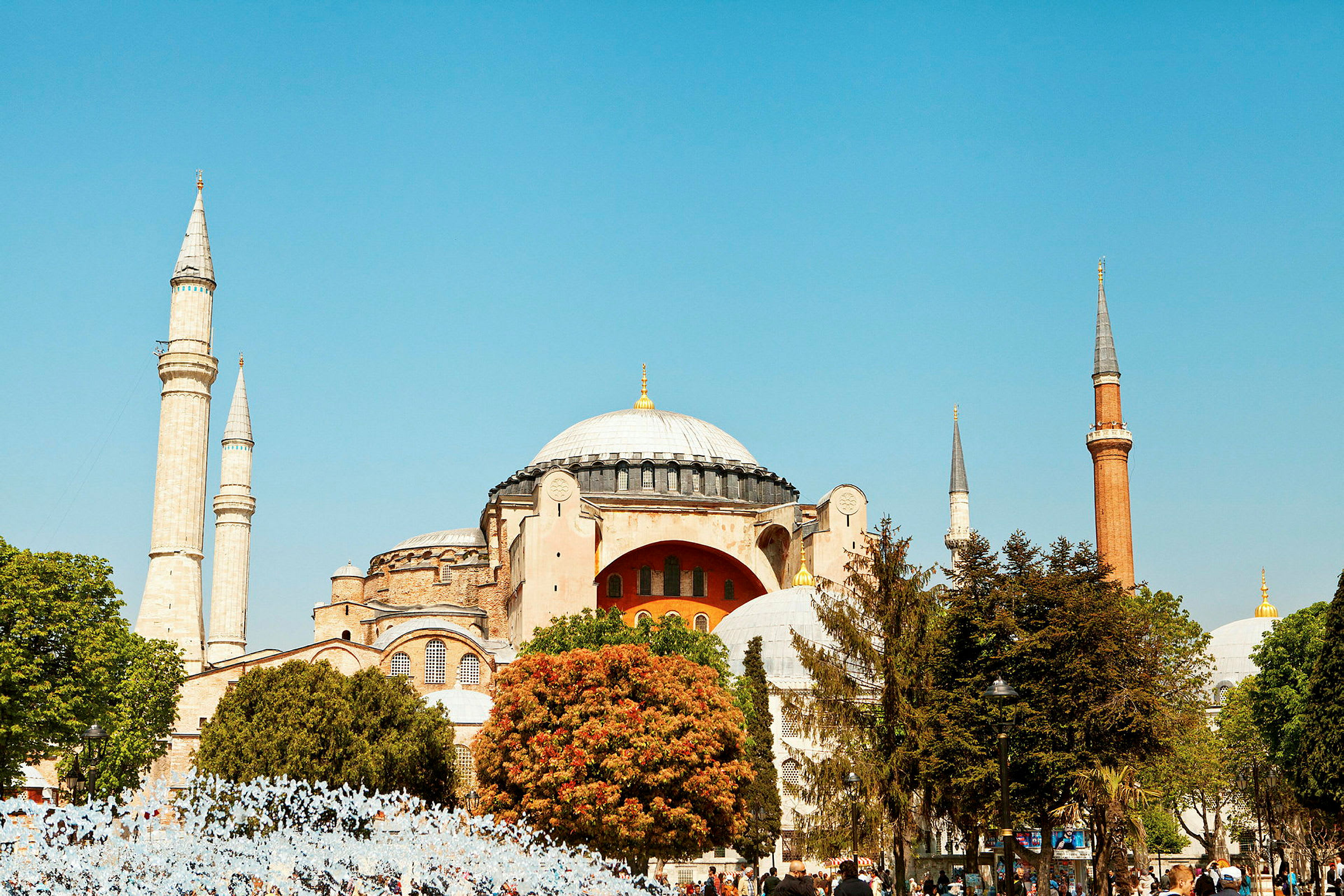 Hagia Sofia sen minareetien ja rakennuksen edustalla olevan vehreyden kanssa. (Tekoälyn luoma teksti)