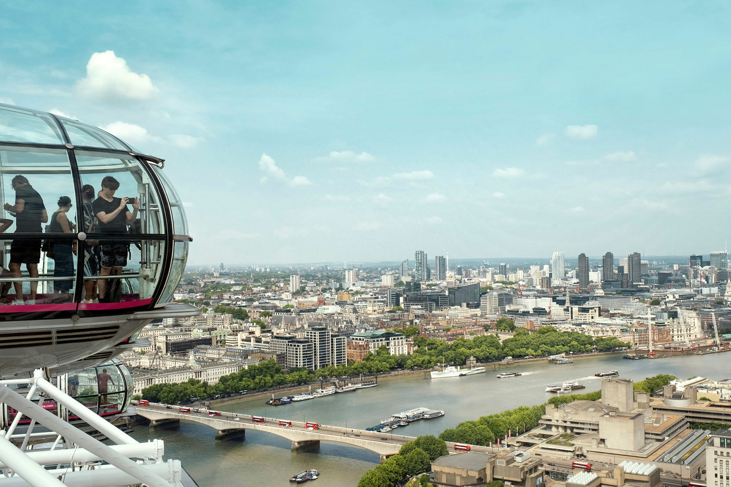 Näkymä Lontoosta London Eye -kapselista, taustalla Thames-joki ja kaupunkimaisema. (Tekoälyn luoma teksti)