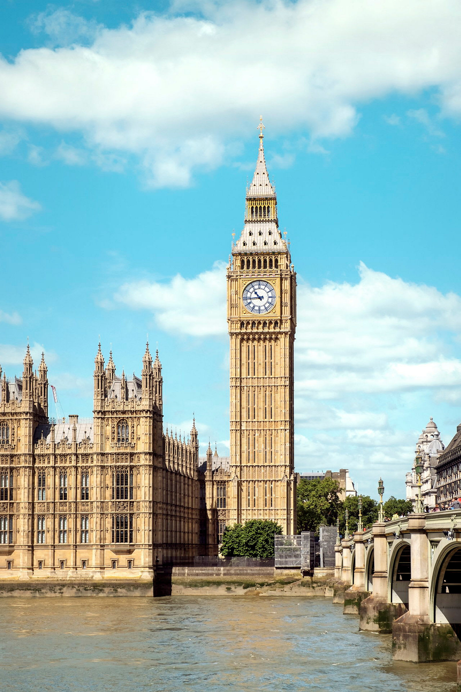 Big Ben ja Westminsterin palatsi Thames-joen varrella Lontoossa. (Tekoälyn luoma teksti)