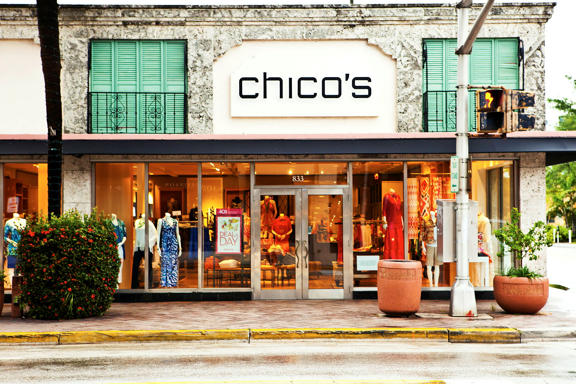 Chico's-niminen kauppa, jossa vaatteita näkyy näyteikkunassa. (Tekoälyn luoma teksti)