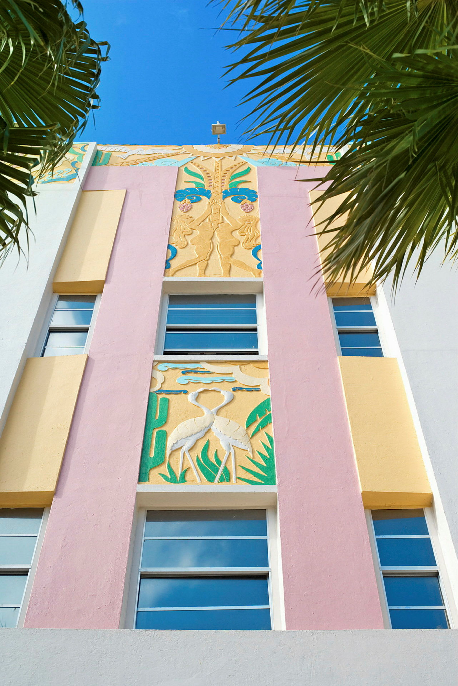 Art deco -arkkitehtuuria geometrisin ja värikkäin kuvioin. (Tekoälyn luoma teksti)