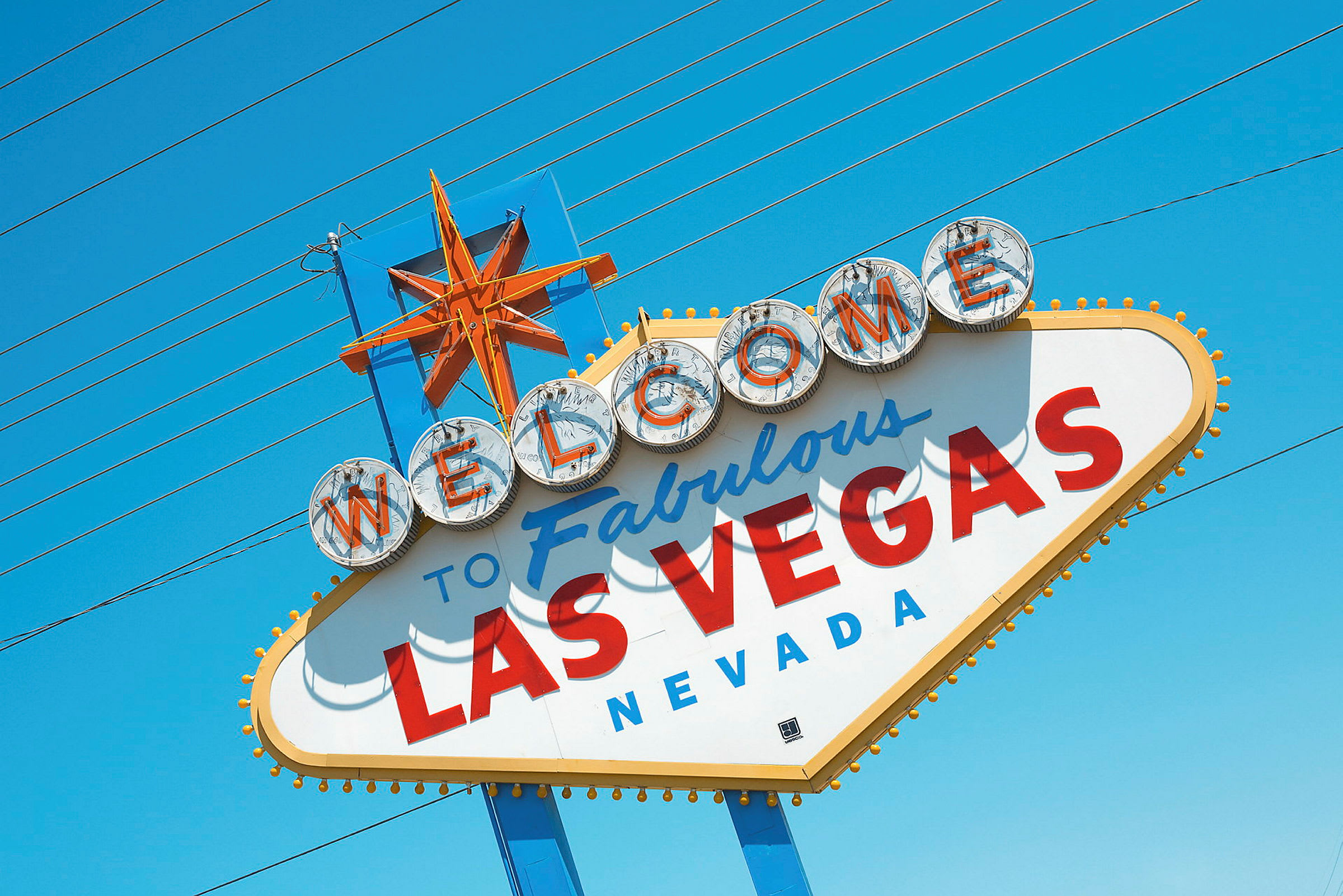 Kyltti, jossa lukee "Welcome to Fabulous Las Vegas Nevada" sinistä taivasta vasten. (Tekoälyn luoma teksti)