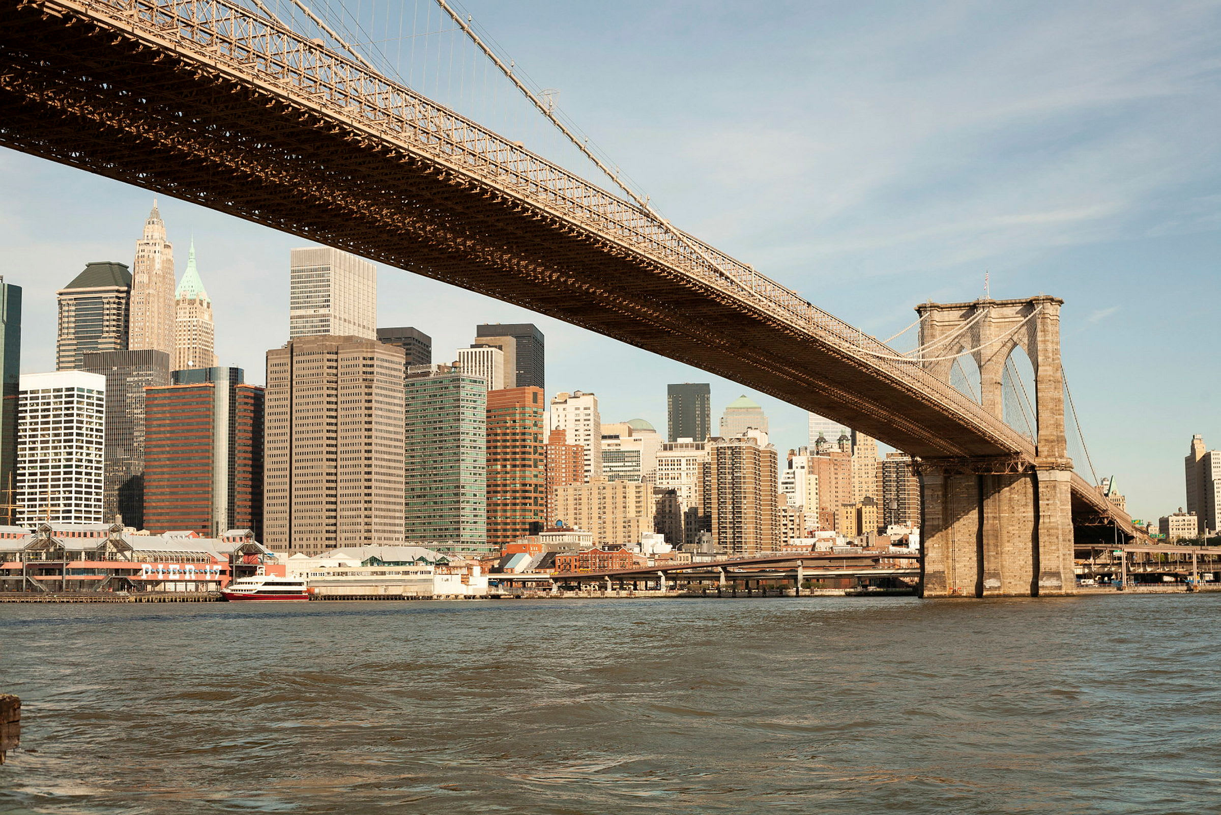 Brooklyn-silta East Riverin yllä, taustalla pilvenpiirtäjiä. (Tekoälyn luoma teksti)
