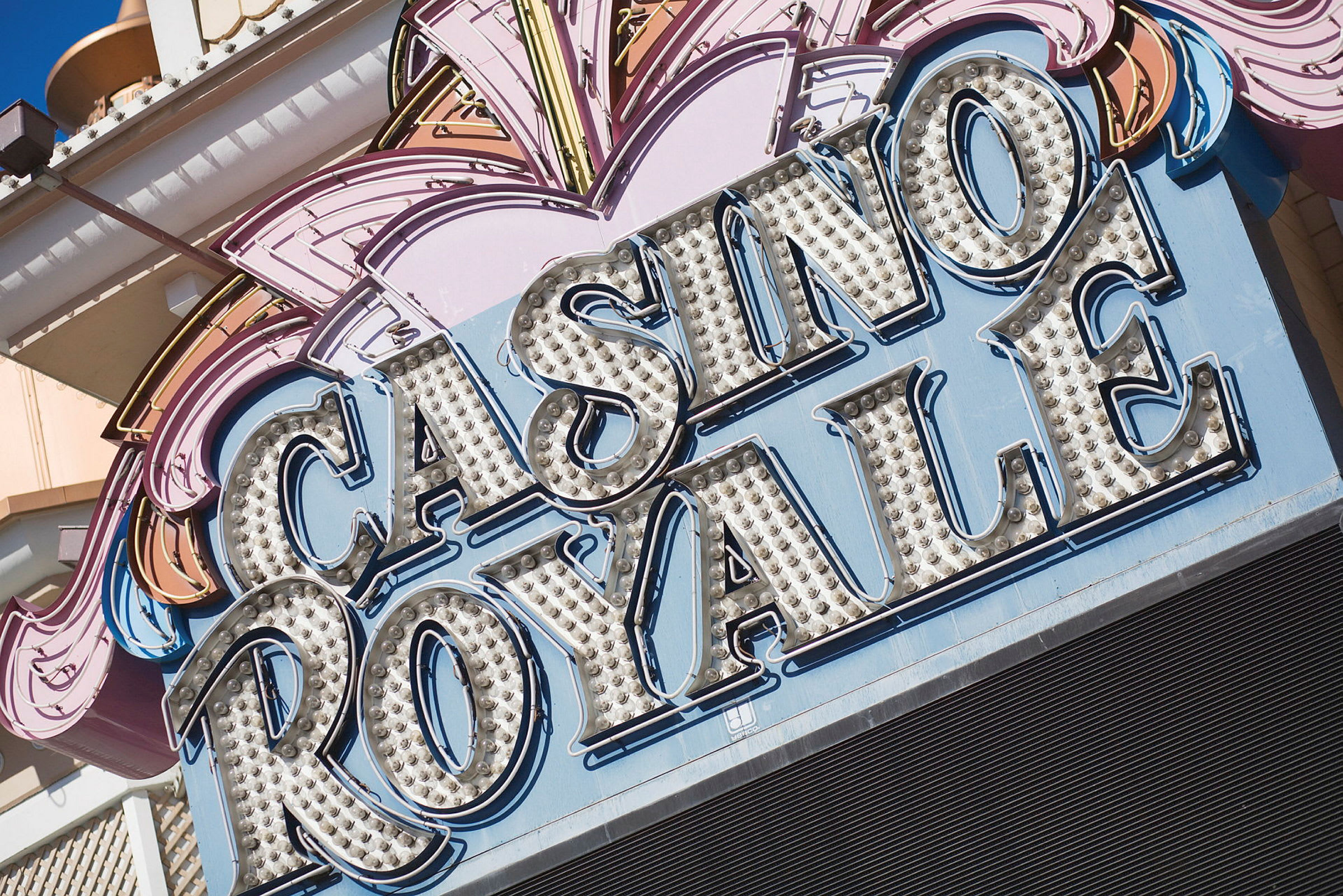 Opaste, jossa lukee "Casino Royale" valoilla. (Tekoälyn luoma teksti)