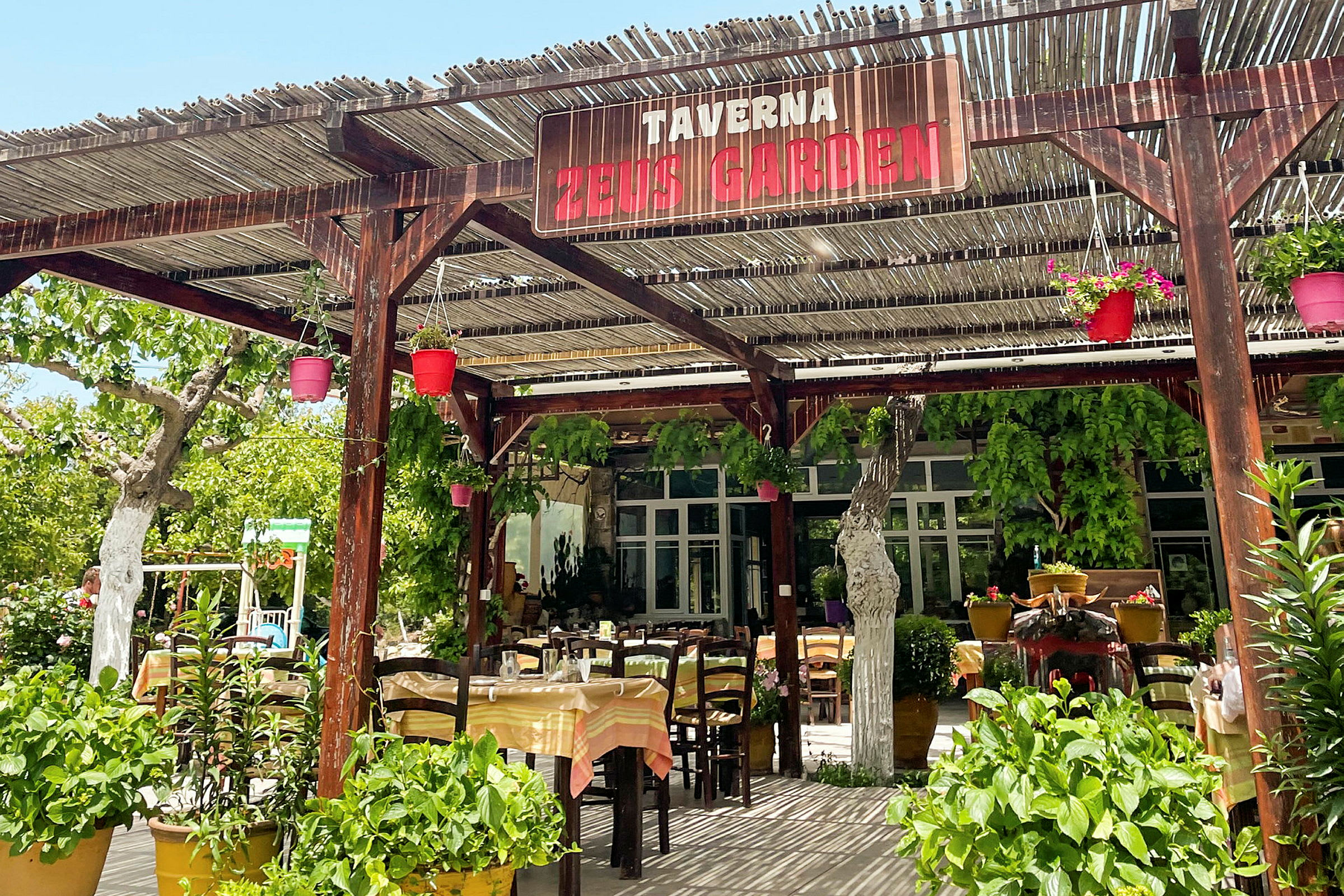 Taverna, jossa ulkoalue ja vihreitä kasveja. (Tekoälyn luoma teksti)