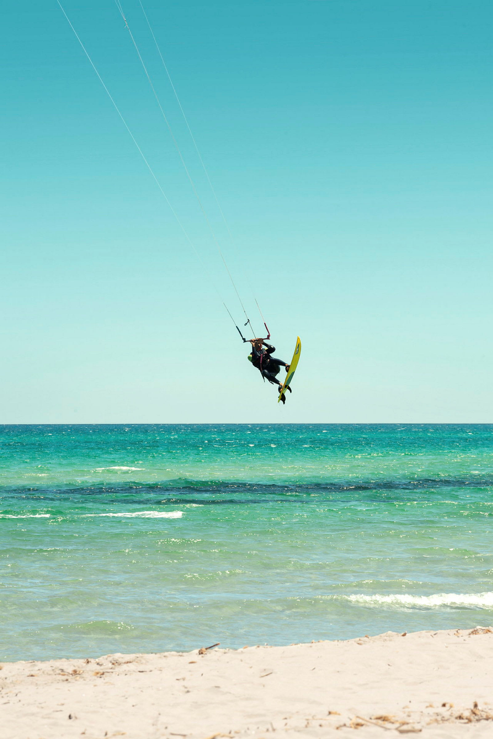 Henkilö kitesurffaa sinivihreällä merellä. (Tekoälyn luoma teksti)