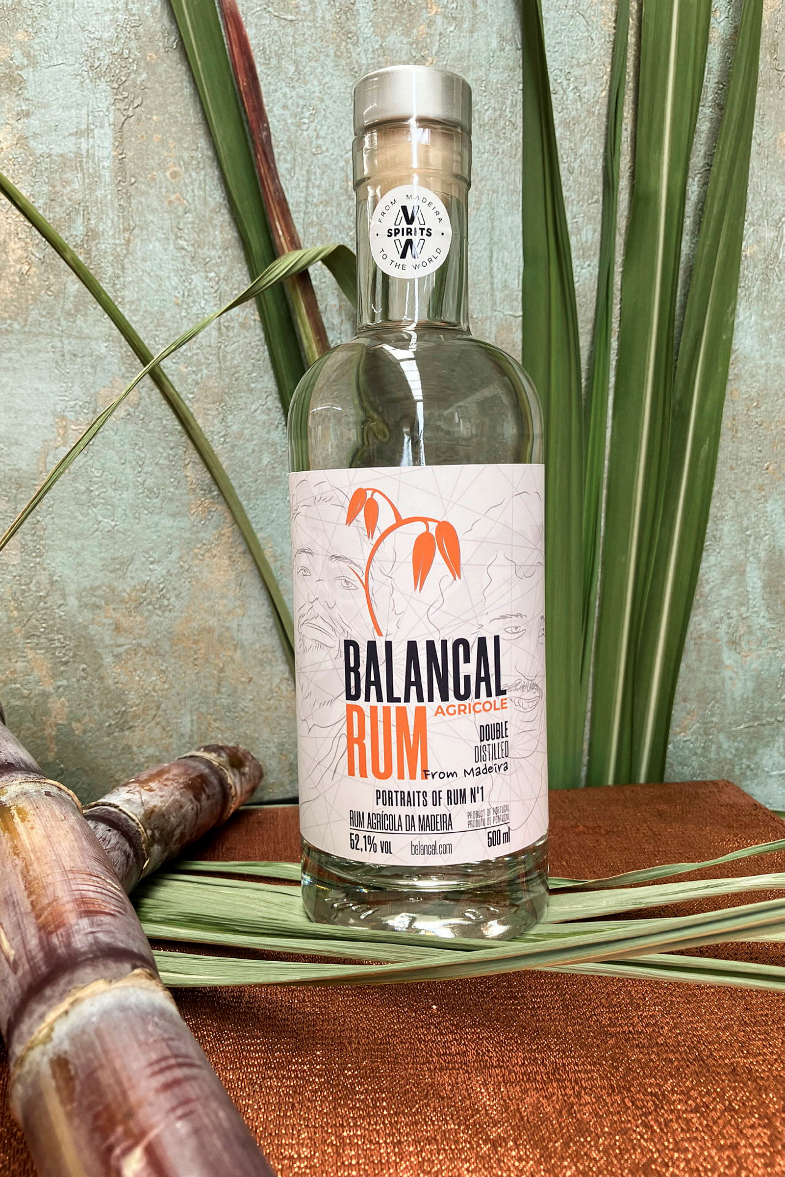 Balancal Rum -pullo palmunlehtien ja sokeriruokojen taustalla. (Tekoälyn luoma teksti)