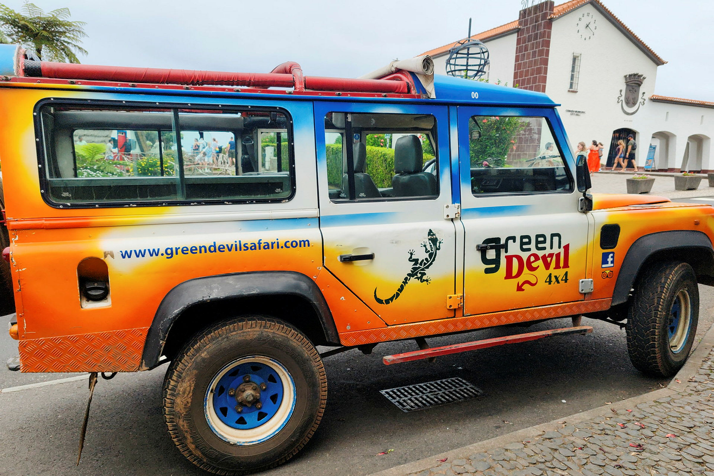 Neljän pyörän vetävä auto värikkäällä designilla ja tekstillä 'Green Devil Safari 4x4'. (Tekoälyn luoma teksti)