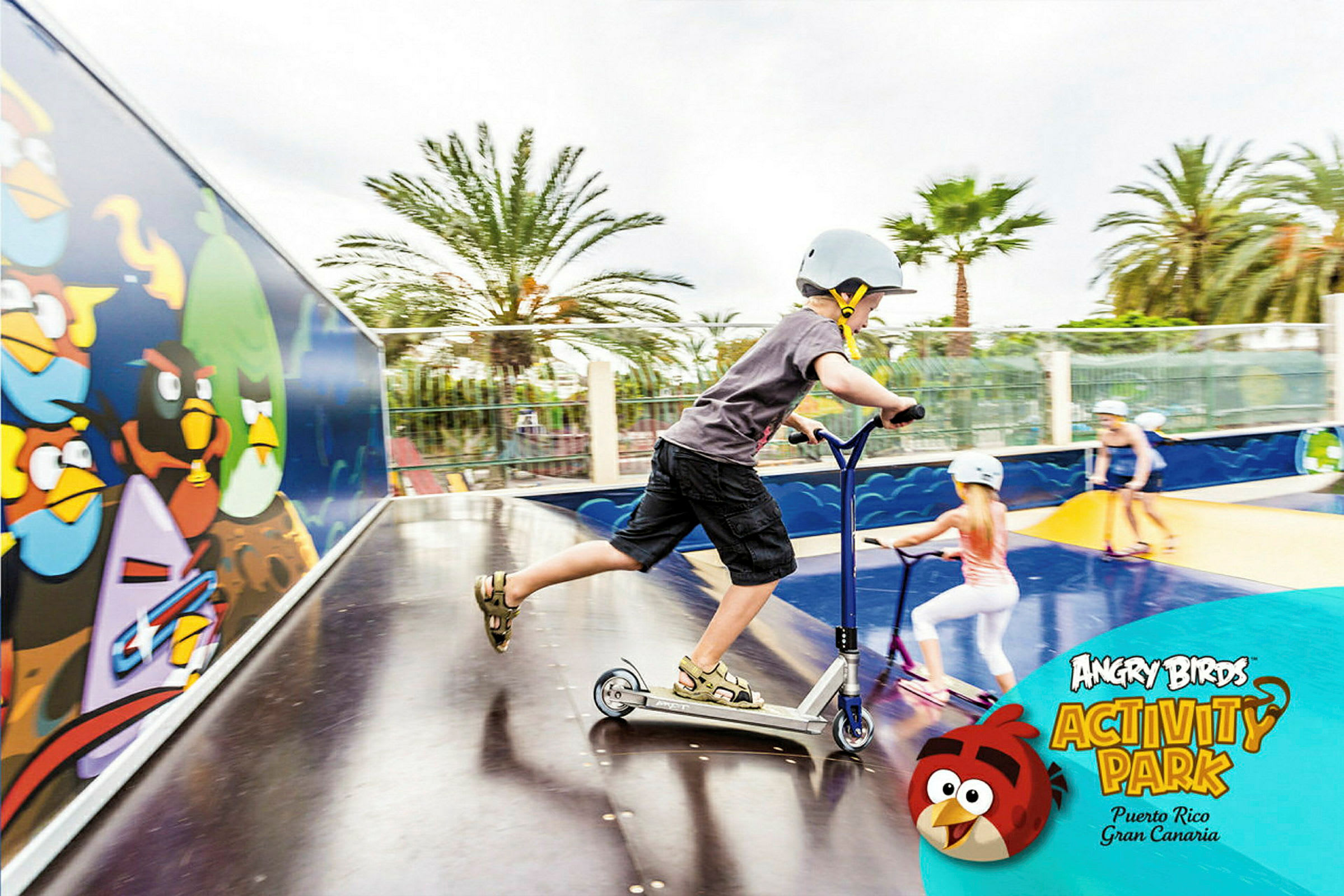 Henkilö ajaa potkulaudalla Angry Birds Activity Parkissa Puerto Ricossa, Gran Canarialla. (Tekoälyn luoma teksti)