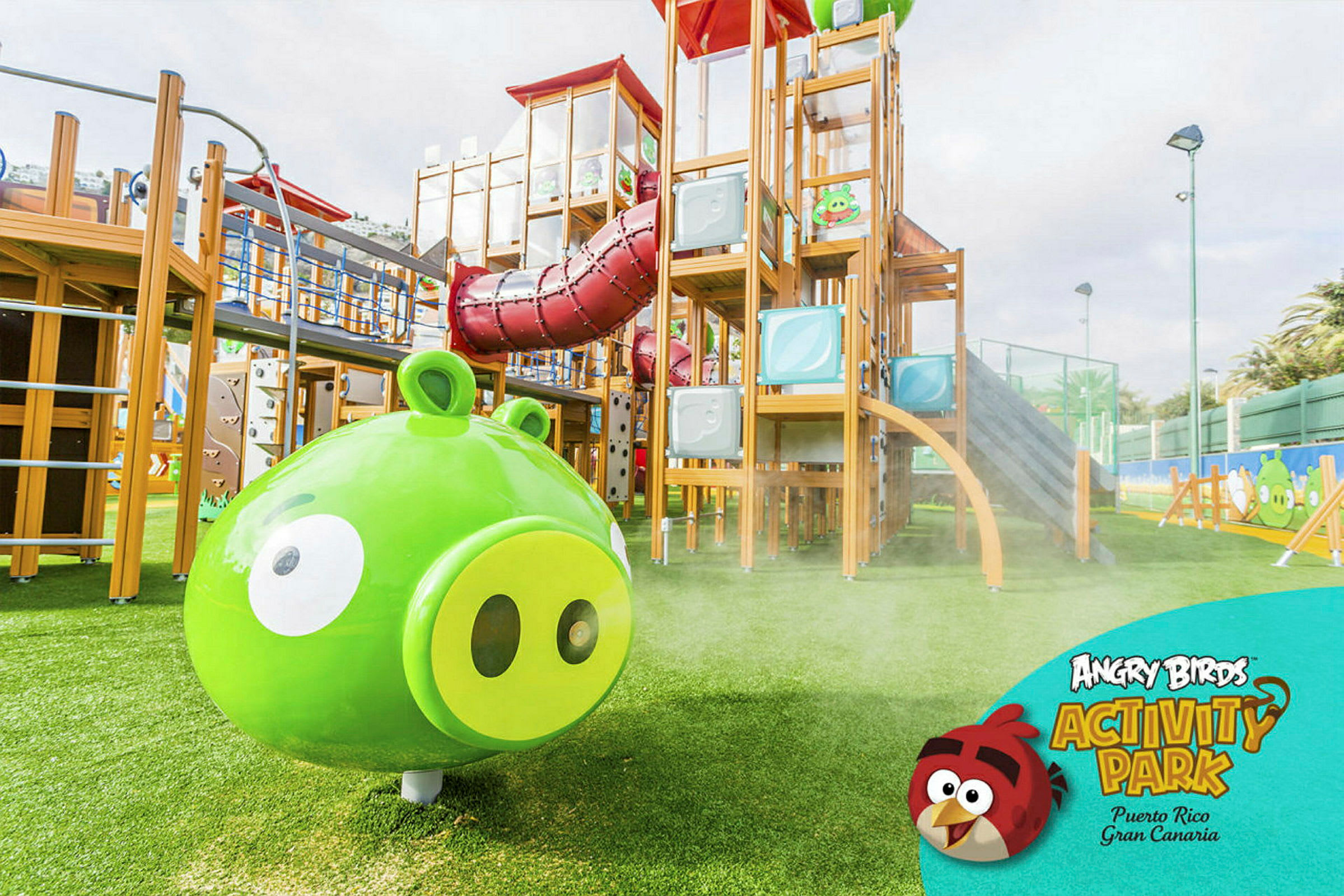 Angry Birds -aiheinen leikkipaikka, jossa on vihreää nurmikkoa ja hahmoja. (Tekoälyn luoma teksti)