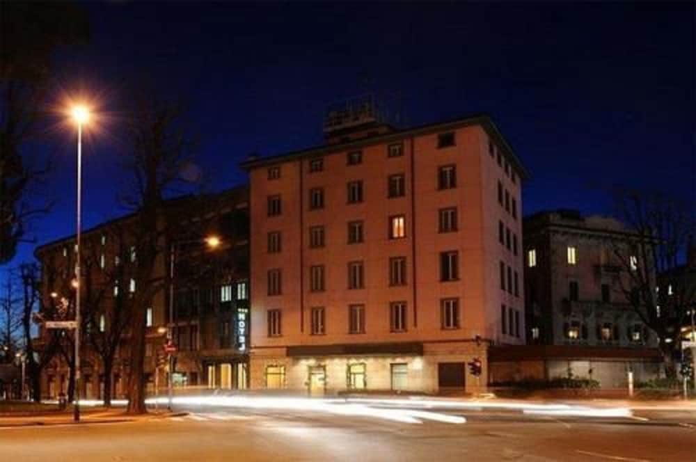 Majoituspaikan julkisivu illalla/yöllä