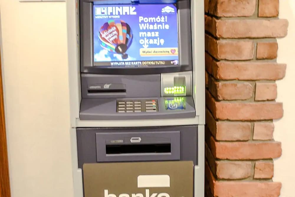 Pankkiautomaatti/pankkipalvelut paikan päällä