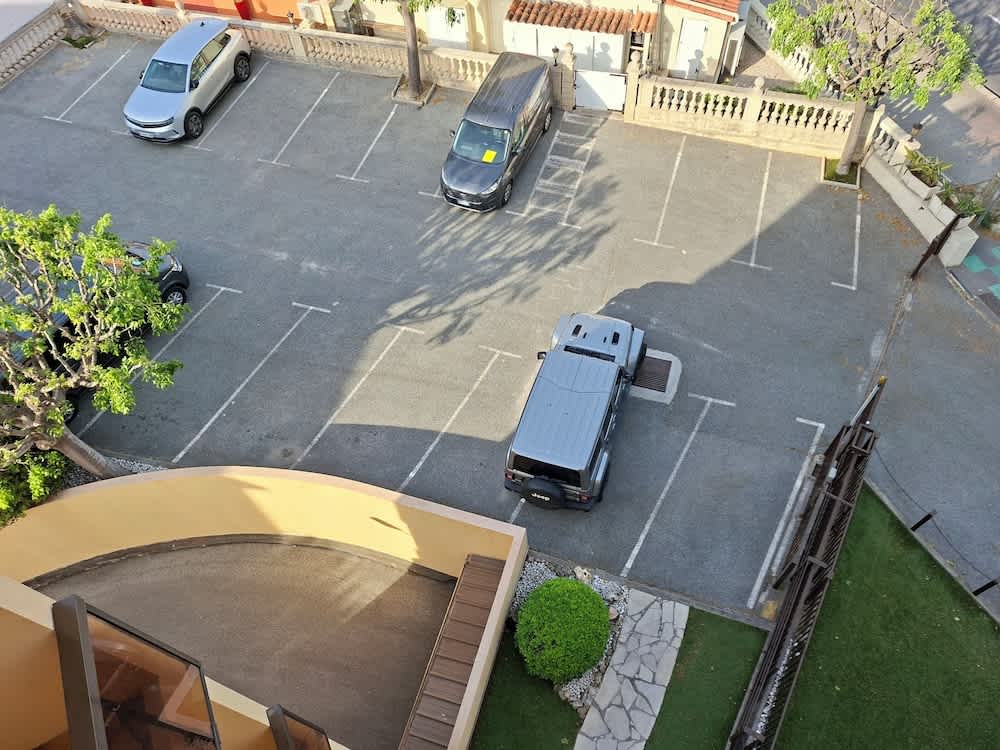 Pysäköinti matkailu- tai kuorma-autoille