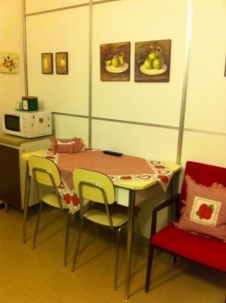 Ruokailu omassa huoneessa